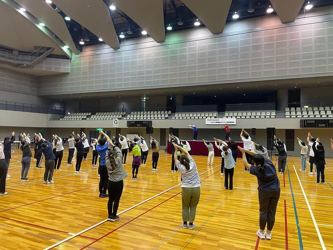 佐藤弘道さんのインスタグラム写真 - (佐藤弘道Instagram)「昨日は広島県立総合体育館で指導者実技研修会でした。 地元の学生も何名か参加して、現役の先生方と一緒に学んでいました。 受講してくださった皆様、ありがとうございました(^^) 幼児期から身体を楽しく動かして、健康につなげていきましょう♡  #広島 #県立 #総合 #体育館  #指導者 #実技 #研修会 #保育士 #幼稚園 #教諭 #こども  #運動 #あそび」10月21日 14時05分 - satouhiromichi023