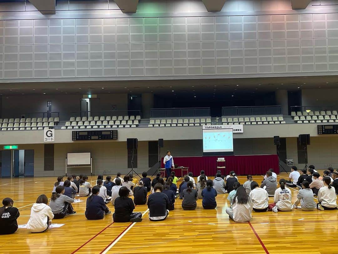 佐藤弘道さんのインスタグラム写真 - (佐藤弘道Instagram)「昨日は広島県立総合体育館で指導者実技研修会でした。 地元の学生も何名か参加して、現役の先生方と一緒に学んでいました。 受講してくださった皆様、ありがとうございました(^^) 幼児期から身体を楽しく動かして、健康につなげていきましょう♡  #広島 #県立 #総合 #体育館  #指導者 #実技 #研修会 #保育士 #幼稚園 #教諭 #こども  #運動 #あそび」10月21日 14時05分 - satouhiromichi023