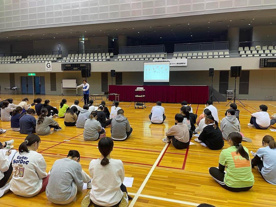 佐藤弘道のインスタグラム：「昨日は広島県立総合体育館で指導者実技研修会でした。 地元の学生も何名か参加して、現役の先生方と一緒に学んでいました。 受講してくださった皆様、ありがとうございました(^^) 幼児期から身体を楽しく動かして、健康につなげていきましょう♡  #広島 #県立 #総合 #体育館  #指導者 #実技 #研修会 #保育士 #幼稚園 #教諭 #こども  #運動 #あそび」