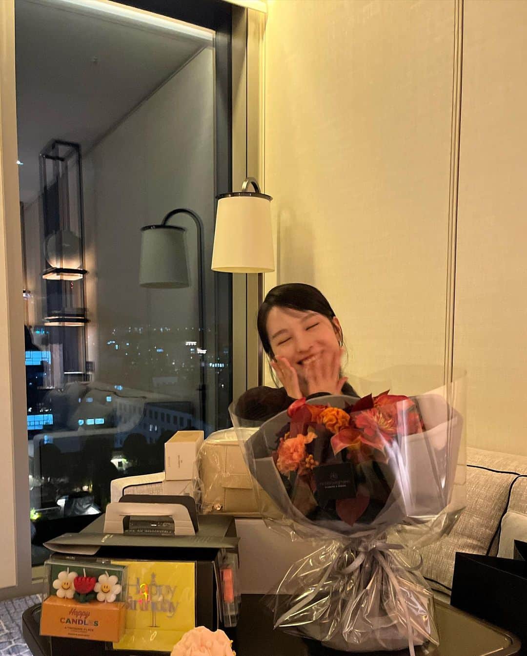 ソン・ソヒのインスタグラム：「유난히 축하를 많이 받은 생일이네요.. 팬분들 가족들 동료들 친구들 모두 감사합니다!🐻🎉」