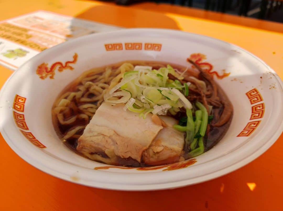 つけMen野郎のインスタグラム：「中華そば 湯の台食堂 日本ラーメン大百科 センセーが今日本一おいしいという湯の台食堂が新宿で食べられるなんて、行くしか無い。秋田県のにかほ市にお店。スープは生醤油がビシッと立っていて、非常にナチュラルに煮干しが効いて出汁もしっかりと出てめちゃうまい。そしてこの手揉み麺よ。プルンプルンの食感ですごいうまい。イベントでこのレベルだもん。実店舗で是が非でも食べたいなぁ。」