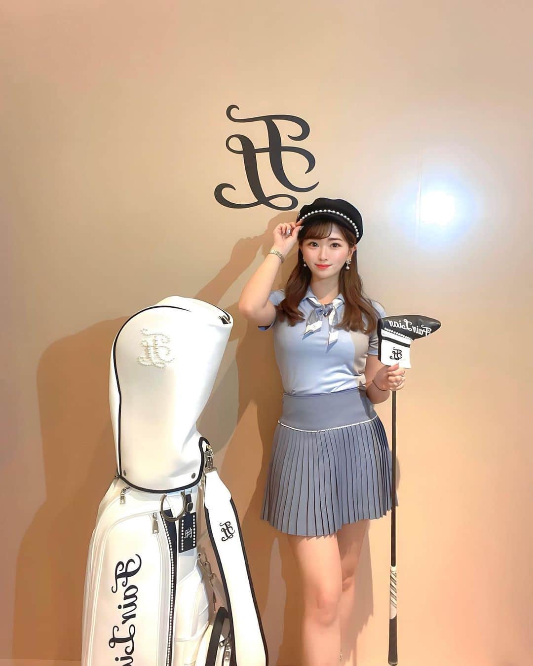 MIHOのインスタグラム：「𝐹𝑎𝑖𝑟 𝐿𝑖𝑎𝑟🤍  韓国でゴルフ界のCHANELと呼ばれてる @fairliar_official  @fairliar.jp が日本に上陸するよ🤍  展示会に招待してもらったので行ってきました🤍  個人的にも韓国ウェアの中で 1番好きで普段愛用してるウェアで🤍 海外サイトから購入してたから日本に 来てくれて嬉しい🤍  このブルーコーデも帽子も 可愛くて推しのコーデだった♡ 私服みたいにおしゃれで お嬢さまコーデできる♡  他にも着たのでまたUPしよっと🤍  #fairliar」