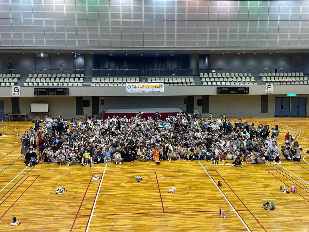 佐藤弘道さんのインスタグラム写真 - (佐藤弘道Instagram)「今日は午前中、広島県立総合体育館でテレビ新広島(TSS)さん主催の毎年恒例「わんぱく親子体操」でした。 今年も沢山の親子が集まってくれました。 参加してくださった皆様、ありがとうございました(^^) 今日の様子は夕方のニュースでも放送される予定ですので、ぜひご覧くださいね٩( 'ω' )و お手伝いしてくれた学生の皆さん、グリーンアリーナの職員の皆様、どんぐり財団スタッフの皆様、西日本ワンダーの皆様、ありがとうございましたぁ〜(((o(*ﾟ▽ﾟ*)o)))♡  #広島 #県立 #総合 #体育館 #グリーンアリーナ  #わんぱく #親子 #体操  #学生 #ボランティア  #ありがとう」10月21日 14時14分 - satouhiromichi023