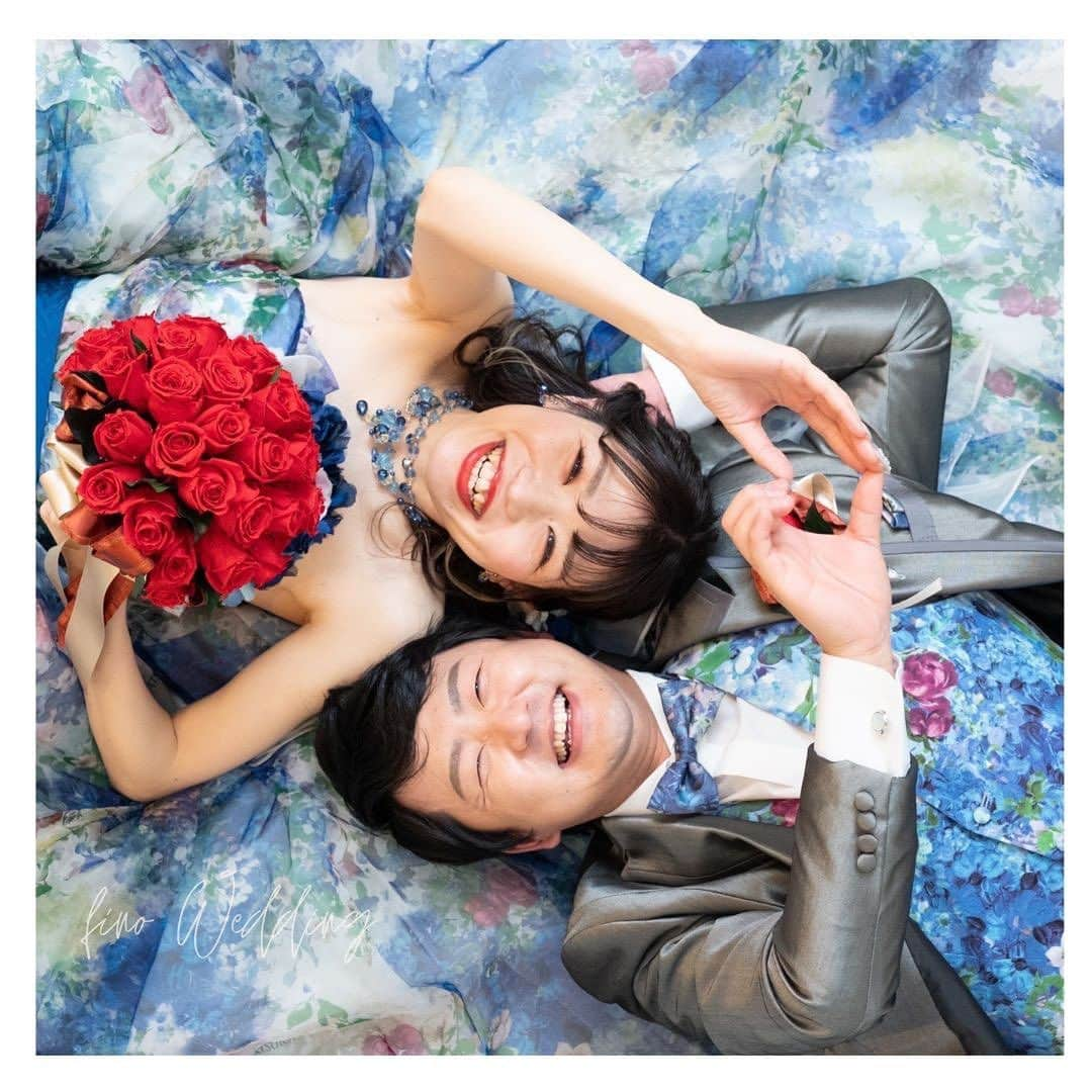 fino_wedding【フィーノ公式】さんのインスタグラム写真 - (fino_wedding【フィーノ公式】Instagram)「【卒花嫁レポート】  永遠の想い出  @associashizuoka_wedding   私達の結婚式は彼からプロポーズで頂いたプリザーブドフラワーの真っ赤なブーケがポイントでした  ドレスも赤いブーケが映える物をセレクトしました  長身な2人に似合うスッキリとエレガントなウエディングドレスと、カラードレスは彼のベストがリンクコーデ出来てとっても華やかでした  今でもプリザーブドフラワーは私達の生活に彩りを与えてくれています❤️  #ホテルウエディング  #プロポーズ  #プリザーブドフラワー  #真っ赤な薔薇  #ブーケ  #boutique  #カラードレス  #colordress  #タキシード  #リンクコーデ  #桂由美ドレス  #縁結び  #2023wedding  #2024wedding  #卒花嫁レポ  #静岡卒花嫁  #花嫁diy  #weddingdress  #cocktaildress  #weddingphoto  #卒花嫁  #結婚式コーデ  #仲良し夫婦  #happywedding  #ドレス試着  #ドレス迷子  #ドレスコーデ  #メンズファッション  #メンズコーデ」10月24日 18時40分 - fino_wedding