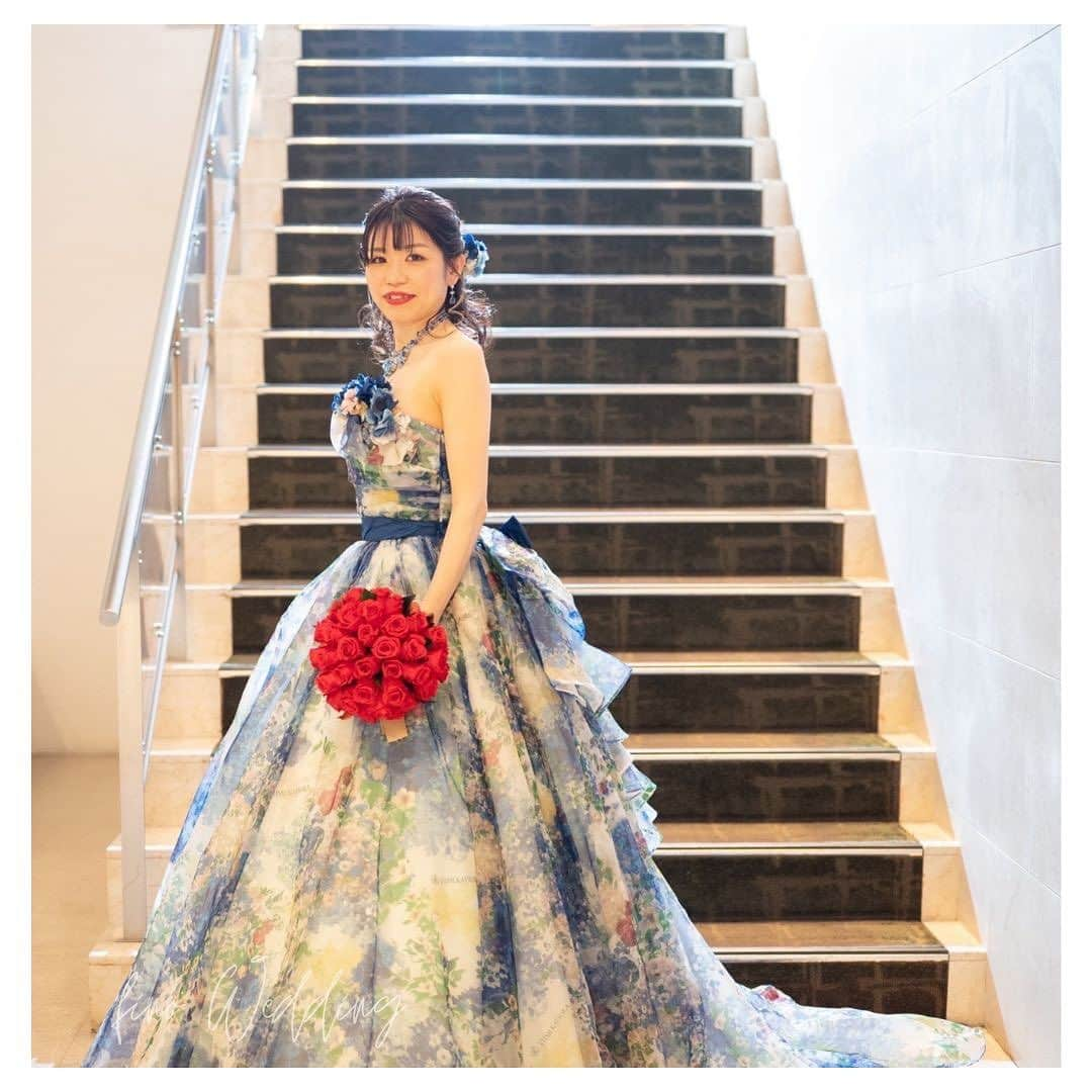 fino_wedding【フィーノ公式】さんのインスタグラム写真 - (fino_wedding【フィーノ公式】Instagram)「【卒花嫁レポート】  永遠の想い出  @associashizuoka_wedding   私達の結婚式は彼からプロポーズで頂いたプリザーブドフラワーの真っ赤なブーケがポイントでした  ドレスも赤いブーケが映える物をセレクトしました  長身な2人に似合うスッキリとエレガントなウエディングドレスと、カラードレスは彼のベストがリンクコーデ出来てとっても華やかでした  今でもプリザーブドフラワーは私達の生活に彩りを与えてくれています❤️  #ホテルウエディング  #プロポーズ  #プリザーブドフラワー  #真っ赤な薔薇  #ブーケ  #boutique  #カラードレス  #colordress  #タキシード  #リンクコーデ  #桂由美ドレス  #縁結び  #2023wedding  #2024wedding  #卒花嫁レポ  #静岡卒花嫁  #花嫁diy  #weddingdress  #cocktaildress  #weddingphoto  #卒花嫁  #結婚式コーデ  #仲良し夫婦  #happywedding  #ドレス試着  #ドレス迷子  #ドレスコーデ  #メンズファッション  #メンズコーデ」10月24日 18時40分 - fino_wedding