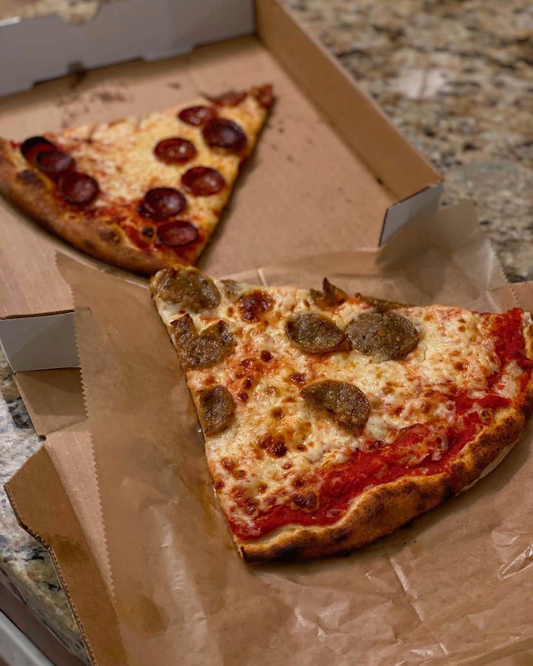 葉晟睿さんのインスタグラム写真 - (葉晟睿Instagram)「love love love the pizza 🍕🍕意外發現有夠好吃的披薩🤤🤤   • Peperoni $5 / slice  • Sausage $5 / slice  🍕 @pizzalobo_ 📷 @jasonhuang13 #pizzatakeaway #kalvineats🇺🇸 #pizzalobo」10月21日 14時15分 - kalvin.yeh