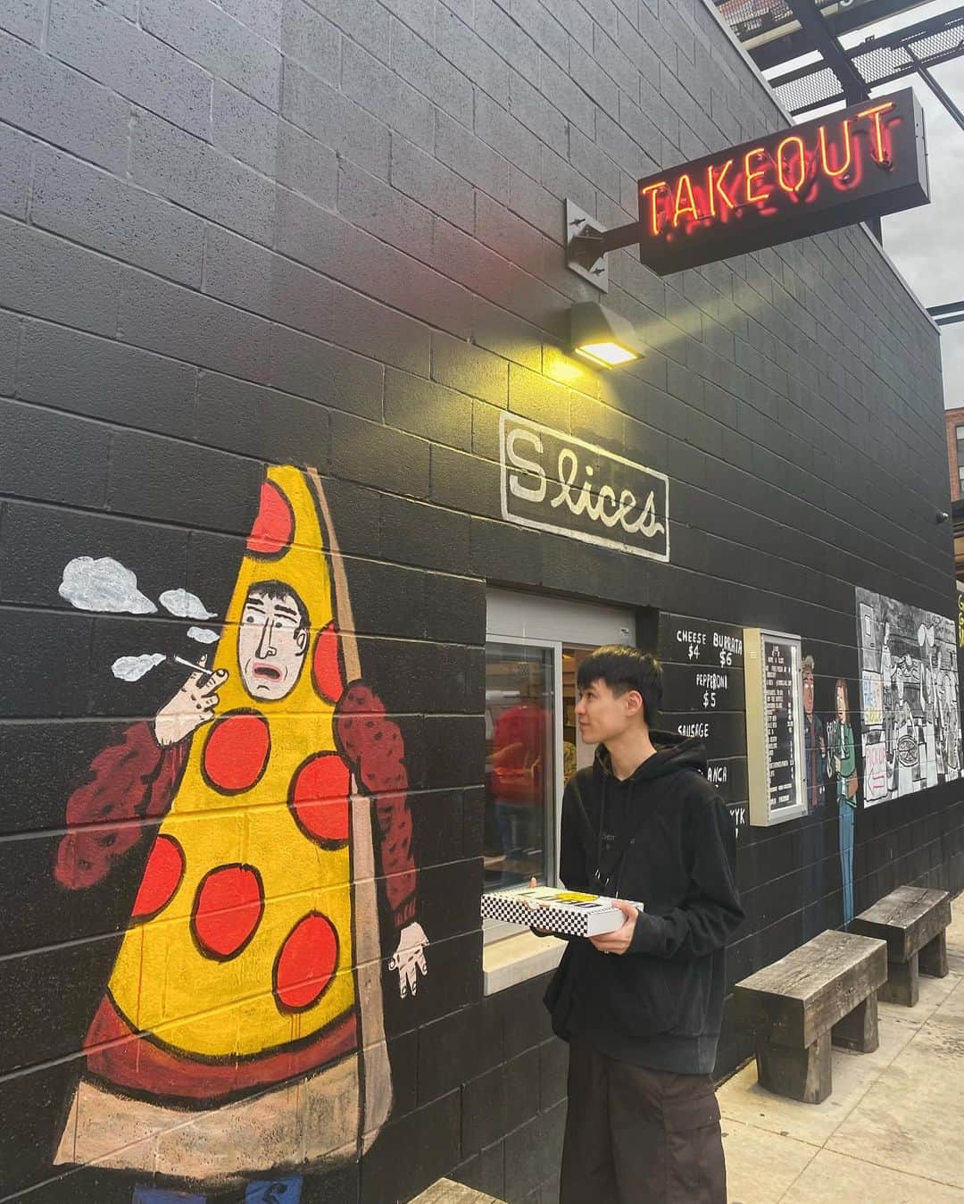 葉晟睿のインスタグラム：「love love love the pizza 🍕🍕意外發現有夠好吃的披薩🤤🤤   • Peperoni $5 / slice  • Sausage $5 / slice  🍕 @pizzalobo_ 📷 @jasonhuang13 #pizzatakeaway #kalvineats🇺🇸 #pizzalobo」