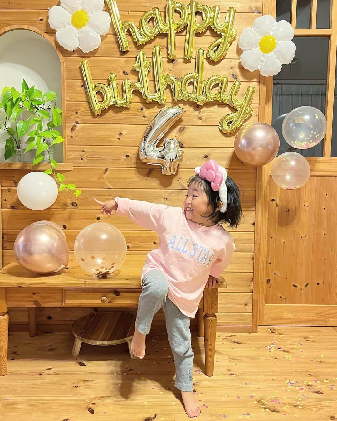 aco.さんのインスタグラム写真 - (aco.Instagram)「📷2023.10.10  #4歳誕生日  娘リクエストの誕生日プレゼントは この#キティちゃん のカチューシャ  誕生日の少し前に 一緒にショッピングモールに行って 「お誕生日に好きなもの一つプレゼントあげるから 　何か好きなもの選んでいいよ〜」と 下見に行ったのですが、 おもちゃ屋さんで散々遊んだのに選ばず 別のサンリオコーナーで「これがいい！！」と  今までそんなこと言ったこともなかったし ほんとかな？😂と思いつつ 「じゃあそれ考えとこう〜」と保留にして帰ったのですが その後何度聞いても 「え？キティちゃんのやつやで！？」と言うので 本当に欲しかったんだと思います笑  動画は撮るタイミングが遅くて ちょっとしか映ってないけど プレゼントをもらって キティーちゃんのカチューシャだと分かった途端、 すごいテンションで喜んでいました🤣💓  （pic3〜5、写真撮る時も教えてもないのに 　キャットウォークで近づいて来た😂🐈）  誕生日プレゼントはその他に グミを作る知育菓子と お手紙セットをあげました （こちらは喜んだけど、手紙はもらう専門で一向に使わず🤣）  だけど、キティちゃんのカチューシャ こんなに喜ぶと思わなかったから 本当にこれにして良かった🤣🤣💓 . . . . . #aco子育て記録 . #誕生日フォト #季節を楽しむ暮らし #ムクリ #マイホーム #木の家 #平屋 #平屋建て #平家の家 #平家住宅 #平屋暮らし #こどものいる暮らし #こどもと暮らす #子育てを楽しむ #3歳 #3歳女の子 #10月生まれ #幼稚園児 #こどものいる暮らし #こどもと暮らす #子育てを楽しむ  #11歳差子育て #年の差兄妹 #年の差育児  #暮らしを楽しむ家づくり #暮らしの記録 #日常の記録 #日常を楽しむ #日常を楽しく .」10月21日 14時28分 - aco.chaaaaan