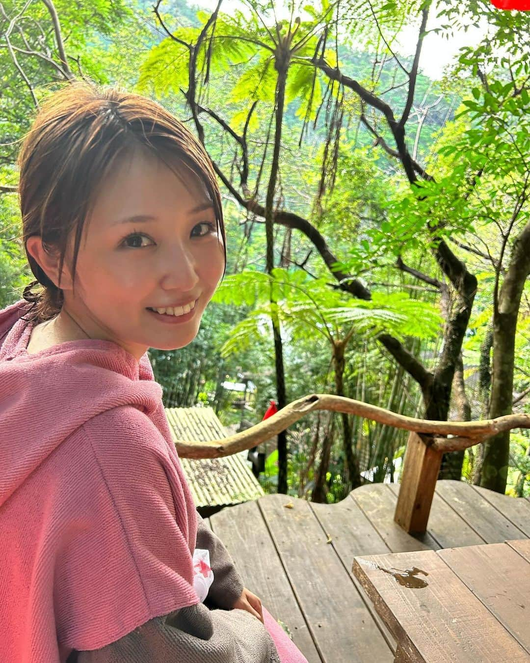 垣内麻里亜さんのインスタグラム写真 - (垣内麻里亜Instagram)「. 先日遅めの夏休みをとって 沖縄に行ってきました🌺  ずっと行ってみたかった 亜熱帯サウナへ🧖‍♀️  野生味溢れるジャングルの中で サウナが楽しめるんです🌀  普段目にしないような植物や 聞いたことのない鳥？虫？の鳴き声🦜 まさに非日常体験でした…🌺🌺🌺  これで自分のサウナ最南端更新🧖‍♀️ 47都道府県、制覇したいな〜✌️」10月21日 14時24分 - kakiuchi_maria