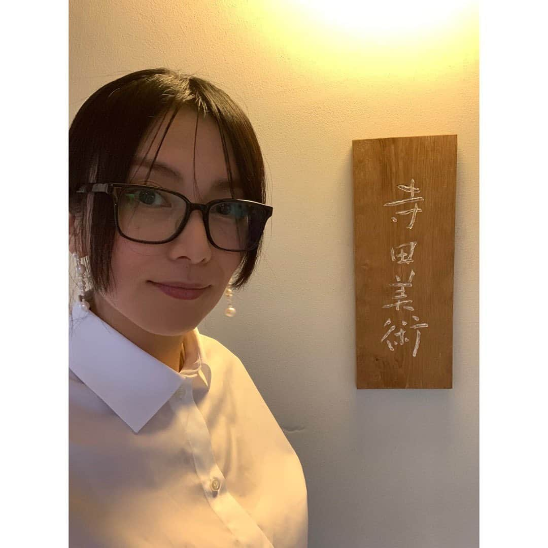 柴咲コウさんのインスタグラム写真 - (柴咲コウInstagram)「やっと諸々が落ち着いた初秋のこと、 南青山の寺田美術さんで行われていた林友加ちゃん個展へ伺いました。 閉店間際の落ち着いた時間でしたので、寺田美術さん方も交えて乾杯を🥂 寺田美術さんの空間は洗練されていて、 しつらえが美しく。 日が暮れていく東京の空を時折見つめながら語らう時間が、なんとも心地良かった。  大人って良いなぁ、と思う今日この頃。  #寺田美術 #林友加 #陶器 #potterylife  #茶道具 #伝統工芸 #時差投稿」10月21日 14時26分 - ko_shibasaki