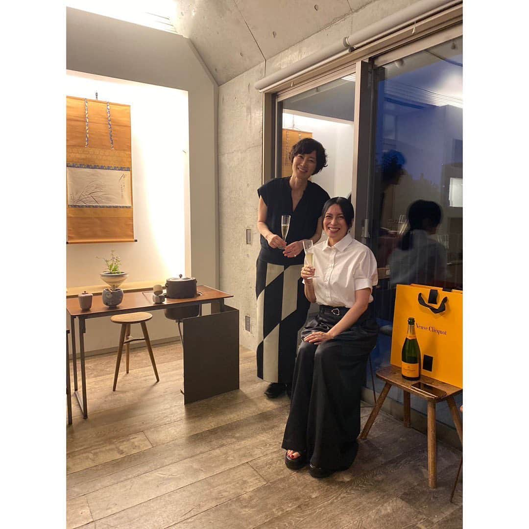 柴咲コウさんのインスタグラム写真 - (柴咲コウInstagram)「やっと諸々が落ち着いた初秋のこと、 南青山の寺田美術さんで行われていた林友加ちゃん個展へ伺いました。 閉店間際の落ち着いた時間でしたので、寺田美術さん方も交えて乾杯を🥂 寺田美術さんの空間は洗練されていて、 しつらえが美しく。 日が暮れていく東京の空を時折見つめながら語らう時間が、なんとも心地良かった。  大人って良いなぁ、と思う今日この頃。  #寺田美術 #林友加 #陶器 #potterylife  #茶道具 #伝統工芸 #時差投稿」10月21日 14時26分 - ko_shibasaki