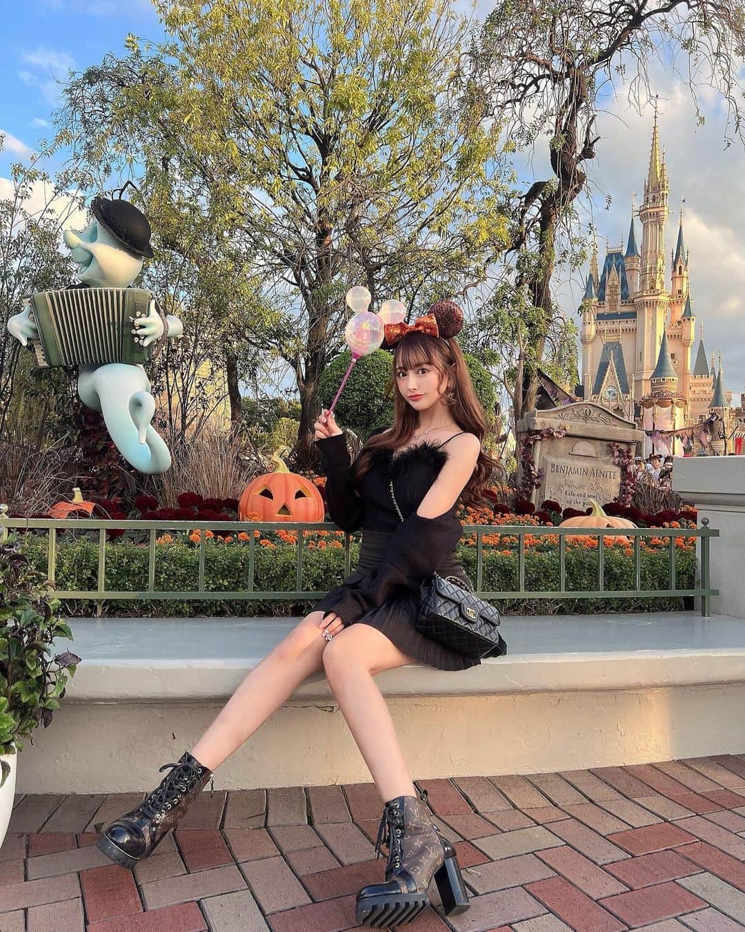 のインスタグラム：「. . disney🎃🌇🩷👻 . . このスポットめっちゃ可愛かった👍💞💞 みんな正面から撮ってたけどサイドが 意外と好きでこっちで撮ったよ🤍🤍 . . .」