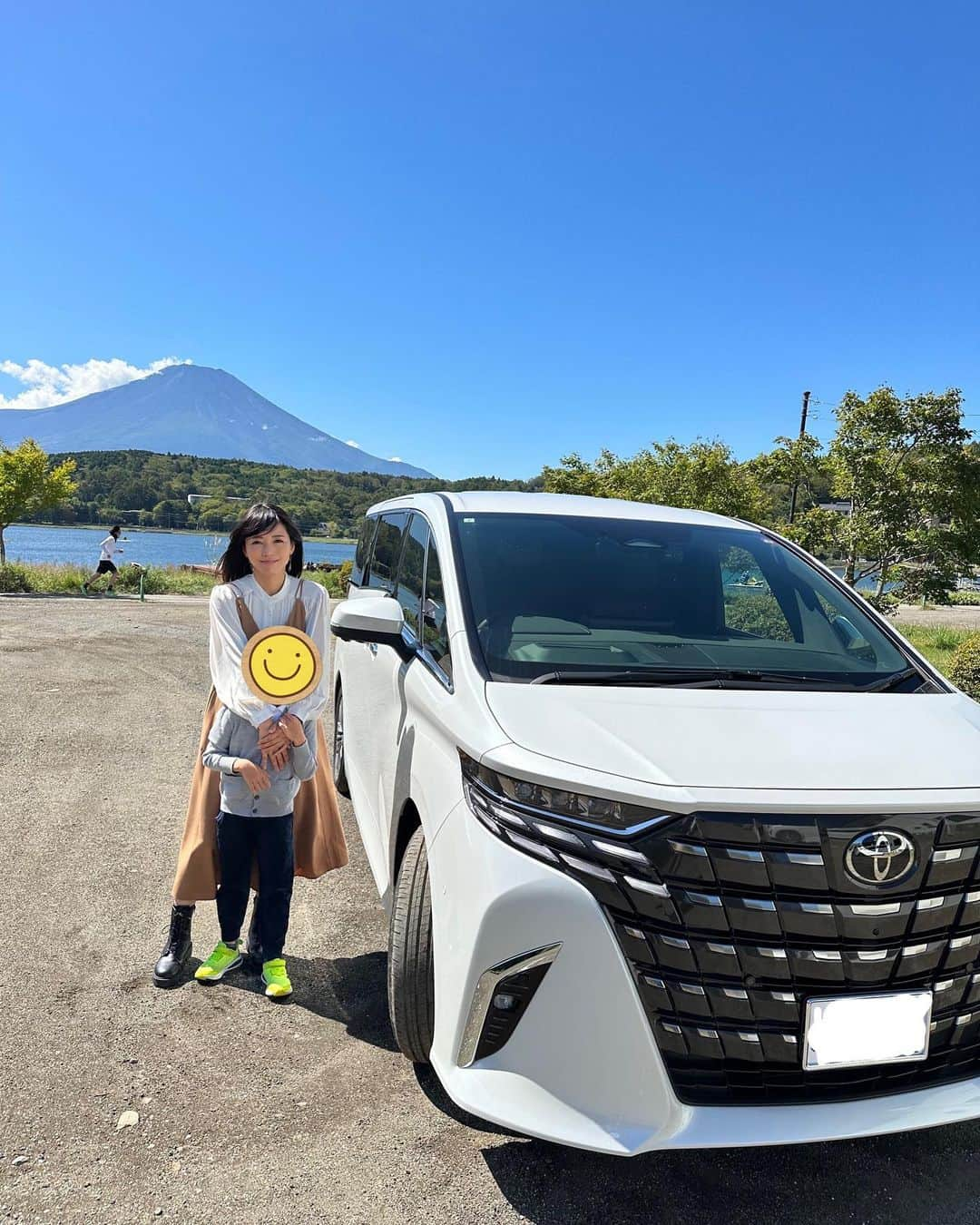 釈由美子のインスタグラム：「清々しい秋晴れの土曜日ですね☀️  行楽シーズンでお出かけも気持ちいい季節です🍁  この写真は今日じゃなくて 先日、河口湖に家族で遊びに行った時のものです(^^;;  富士山🗻も拝めてパワーをもらえました🙏✨  新型アルファードでドライブしたので  釣り🎣道具やBBQ🍖の荷物もたっぷりのせられて  アウトドア🛶を楽しんできました❣️  (*´ー｀)ﾉ  今日は新しいドラマの撮影でスタジオに行きました🎬  ちょうど親子の撮影で 子役さんとこんなポーズでスチール撮ったので シンクロしました☺️  母親役、がんばります👩  #新型アルファード #神奈川トヨタ #トヨタモビリティ神奈川 #河口湖#アウトドア#行楽シーズン #新ドラマ#母親役」