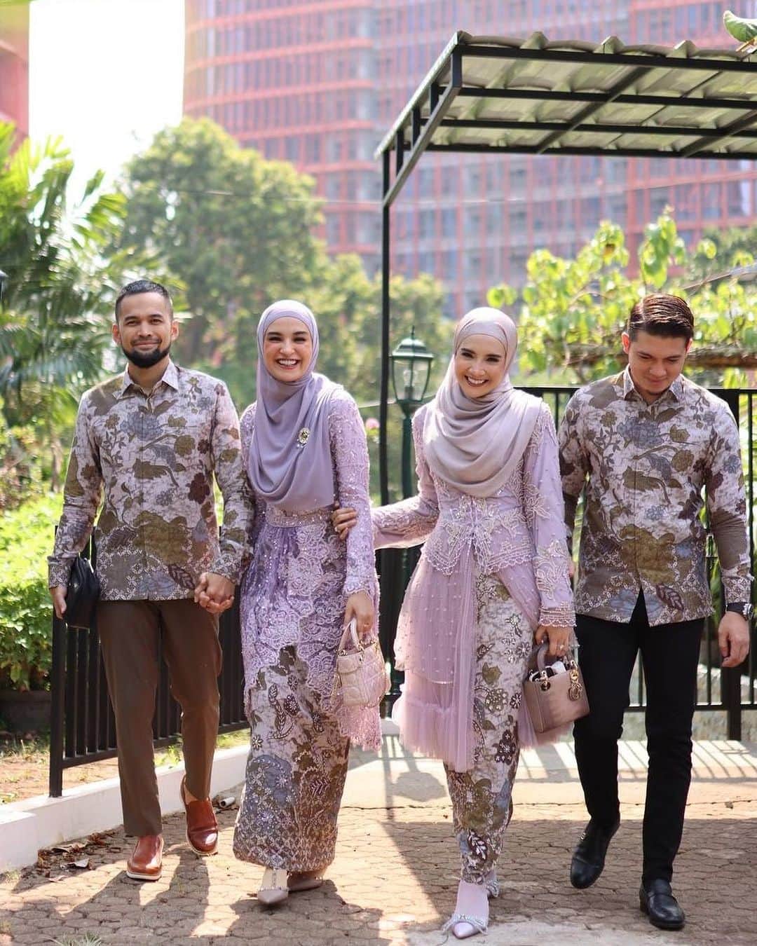 Zaskia Sungkarのインスタグラム：「Alhamdulillah sahh🥰  Thankyou kk ku syg @devinashantii sudah memenuhi keinginan rumit ku untuk kebayanya hhi jadinya cantik sekali 😍 jadi inget waktu akad dulu juga pakai @berkatkebaya   MUA : @victoria_makeupatelier  @vivithalib  Hijab stylist : @awanisaw」