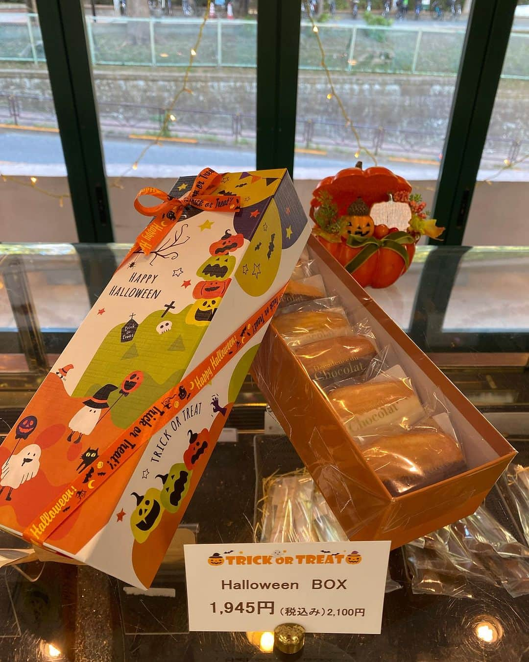 Decadence du Chocolatのインスタグラム：「《Halloween》  もうすぐでHalloweenですね🎃 店内の内装、商品、スタッフまでHalloweenの雰囲気に様変わりしています！😙  今回は、ハロウィン限定の『Halloween BOX』をご紹介します！ 中には、チョコレートがけのマドレーヌが2種類、計6点入っています✨ ＊茗荷谷店のみの販売ですのでオススメです！  ----------------------- ◾️ Halloween BOX ¥1945(¥2100)  ◾️10月30日までの販売です -----------------------  また、お好きな商品をお選び頂いて箱にお詰めすることも出来ますので、お気軽にスタッフまでお声掛け下さい！  #halloween  #ハロウィン限定  #decadanceduchocolat  #デカダンスドュショコラ」