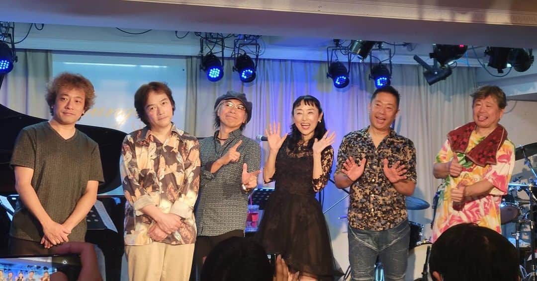 のインスタグラム：「Dragns feat. 金月真美　楽しく終わりました　お越しくださった皆さま、応援メッセージくださった皆さまありがとうございました  大好きなメンバーと、大好きな曲、あたたかい会場のお客様 最高でした  #金月真美 #荒木啓介 #井内竜次 #大久保敦夫 #斎藤まこと #下谷淳蔵 #Ginza loungZERO」