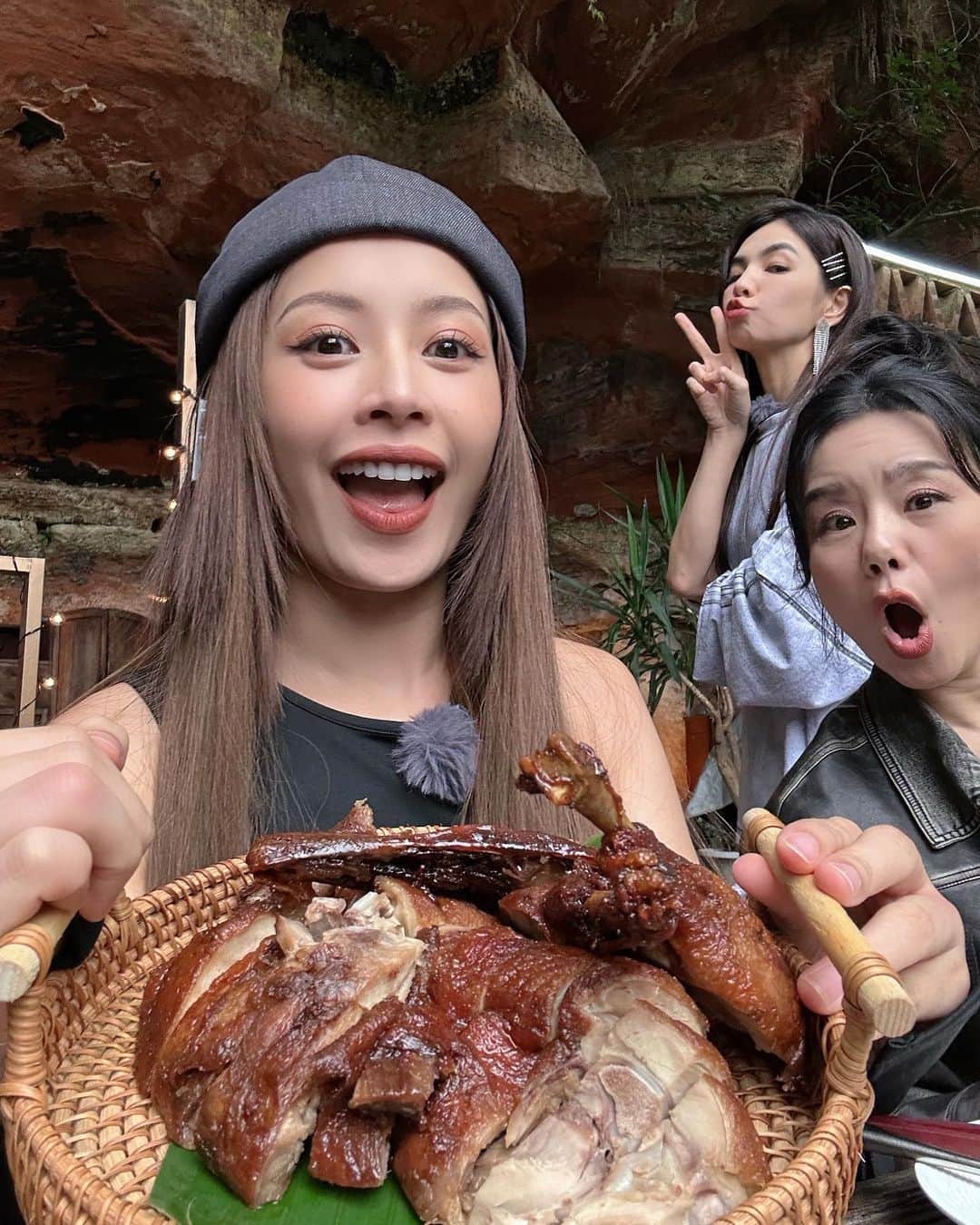 Chi Puさんのインスタグラム写真 - (Chi PuInstagram)「Biệt đội ham ăn đã kết thúc hành trình càn quét ẩm thực Trung Hoa tại chặng Leshan. I will miss you guys 🥹🫠」10月21日 14時41分 - chipupu