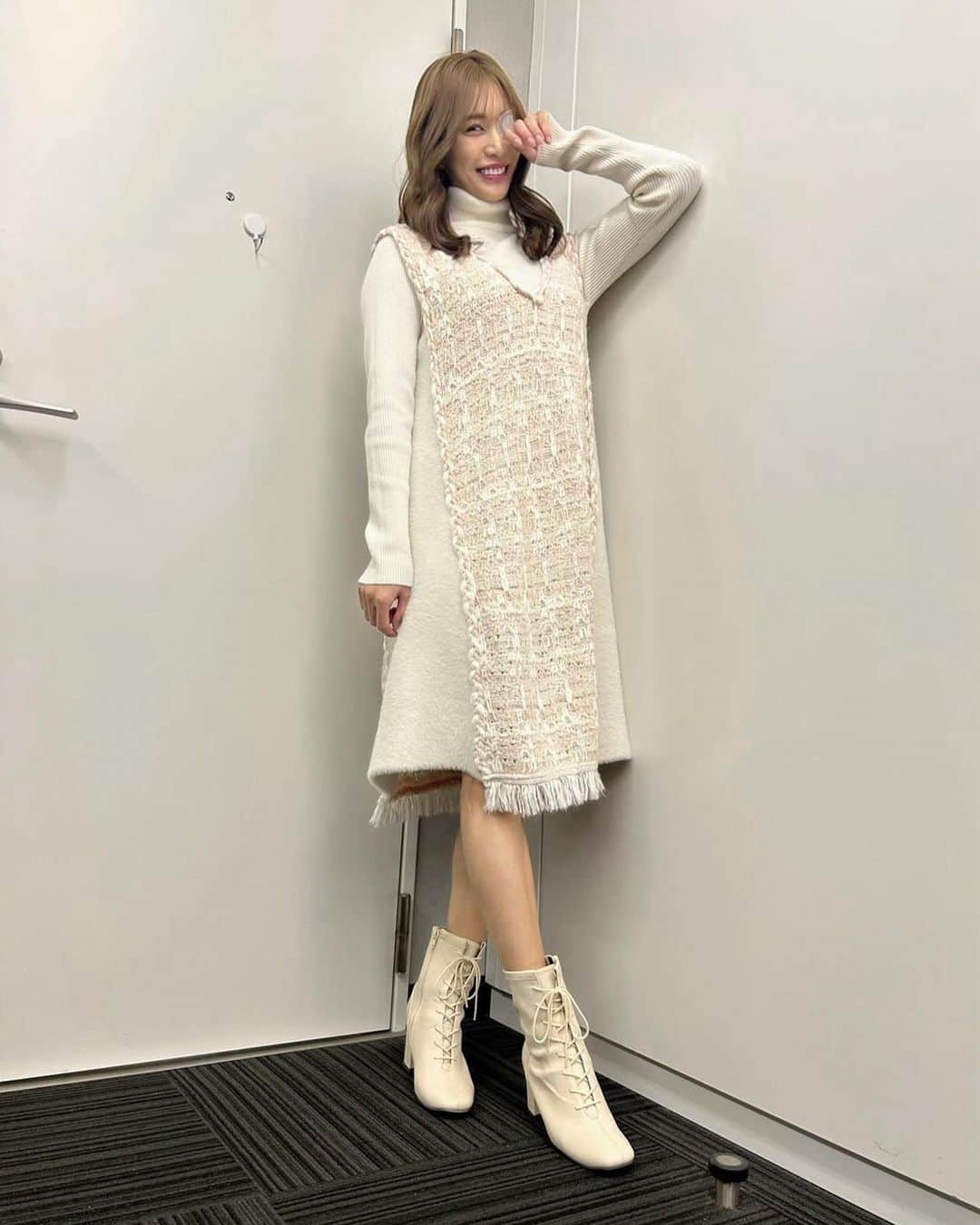 大島麻衣のインスタグラム：「「おいしい」ってなんだろう？大島麻衣さんと学ぶ味覚のヒミツ」に参加してきました🤗 楽しく体験しながら食や味覚について学べて楽しかったです🥬皆さんと触れ合いながらお話ししながらのイベントは久しぶりだったので、充実した時間でした👏 子どもたちって本当に自由な発想を持っていて試行錯誤色々と試している姿はとても無邪気で楽しそうでこちらまでニコニコになりました☺️ たくさん癒されたー♡ありがとうございました😋 ※目の眼帯は怪我をしてたんこぶを作ってしまいました🥺 見た目が痛々しいので眼帯させてもらいました。が、本人は元気なので心配しないでね！！少し早めのハロウィンってことで🎃 #着用衣装  tops @libra.cue_official  dress @chesty_official」