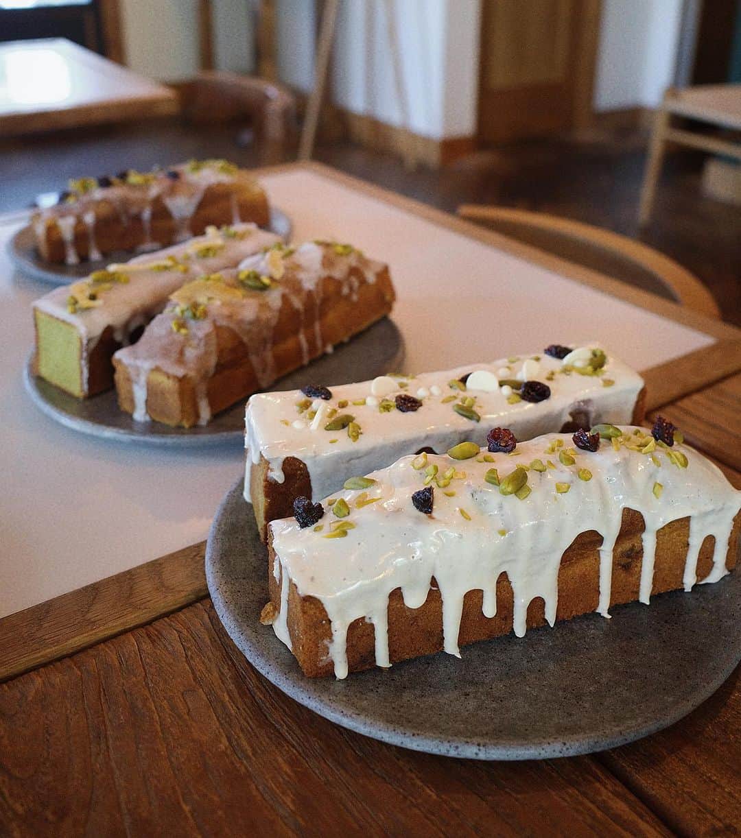 吉田怜香のインスタグラム：「こちらも、着々と。🎄🩶 バレンタインに続いてね、スペシャルな🍰。🩶  全国お届けできる予定なので 詳しくお知らせできるのお待ちください たのしみ。🫶  @lifes_store /  @taichihara （ @like_restaurant_ @path_restaurant_ @rojiura_restaurant ）」