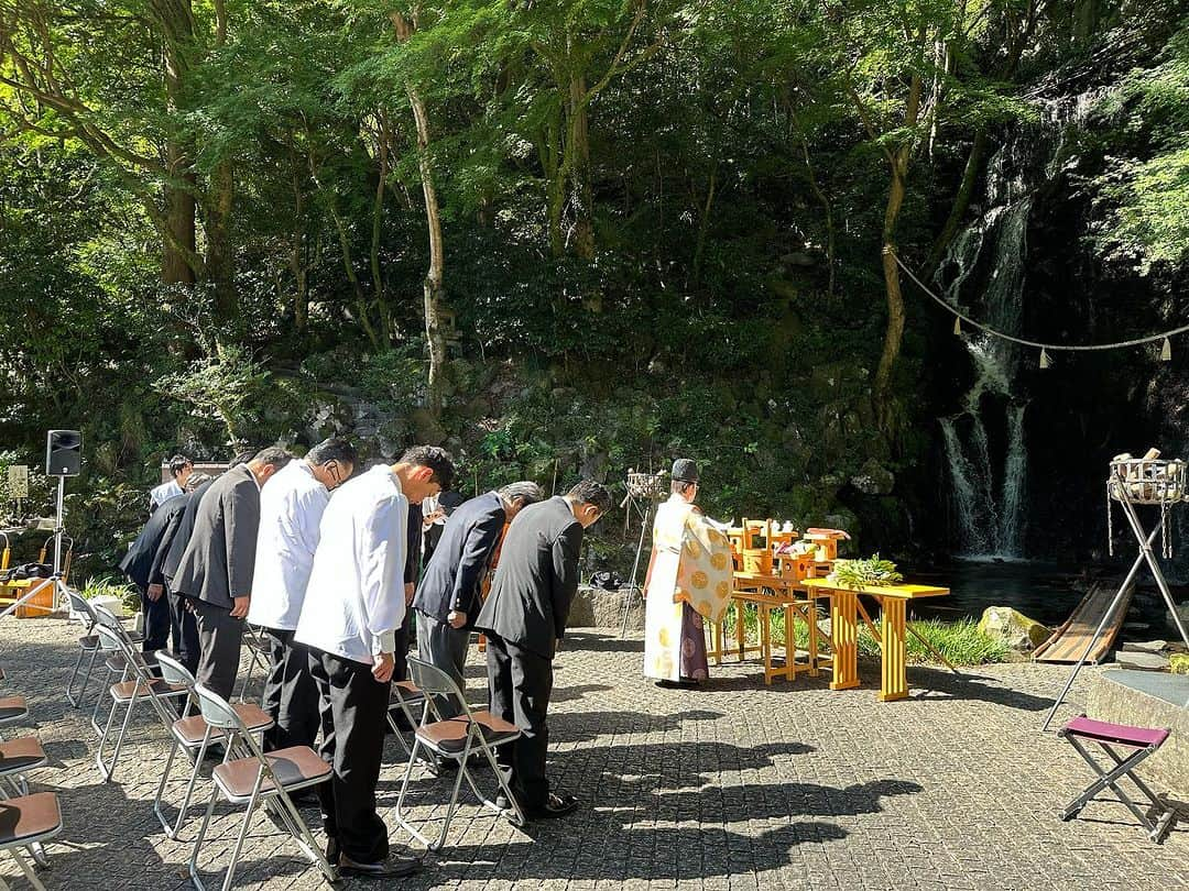 【公式】箱根湯本温泉 天成園のインスタグラム：「♨️  皆さんこんにちわ🙂  本日も名水祭を執り行いました。 天成園では毎月21日、水の恩恵に感謝する 名水祭を斎行しております。  本日は土曜でしたのでたくさんの方にご参加いただきました。 皆様ありがとうございました！  #箱根 #箱根湯本 #天成園 #箱根湯本温泉 #天成園箱根湯本 #温泉 #本格温泉 #箱根ホテル #箱根旅館 #箱根旅行 #旅行 #個室 #貸し切り #レンタル浴衣 #露天風呂 #日本庭園 #神社 #滝 #日帰り温泉 #hakone #名水祭」