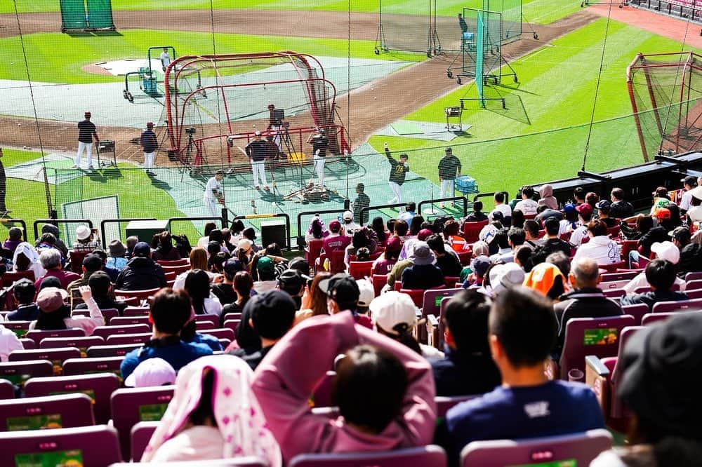 東北楽天ゴールデンイーグルスさんのインスタグラム写真 - (東北楽天ゴールデンイーグルスInstagram)「⚾️  秋晴れのなか今日も秋季練習💪🏼🔥 週末なのでインスタライブ&スタンド無料開放🏟️✨ たくさんのご視聴とご来場ありがとうございました😆 明日もお楽しみに☀️🌈  #RakutenEagles  #村林一輝  #松井裕樹 #太田光 #早川隆久 #小深田大翔  #田中和基 #伊藤裕季也  #弓削隼人 #小郷裕哉」10月21日 14時58分 - rakuten_eagles