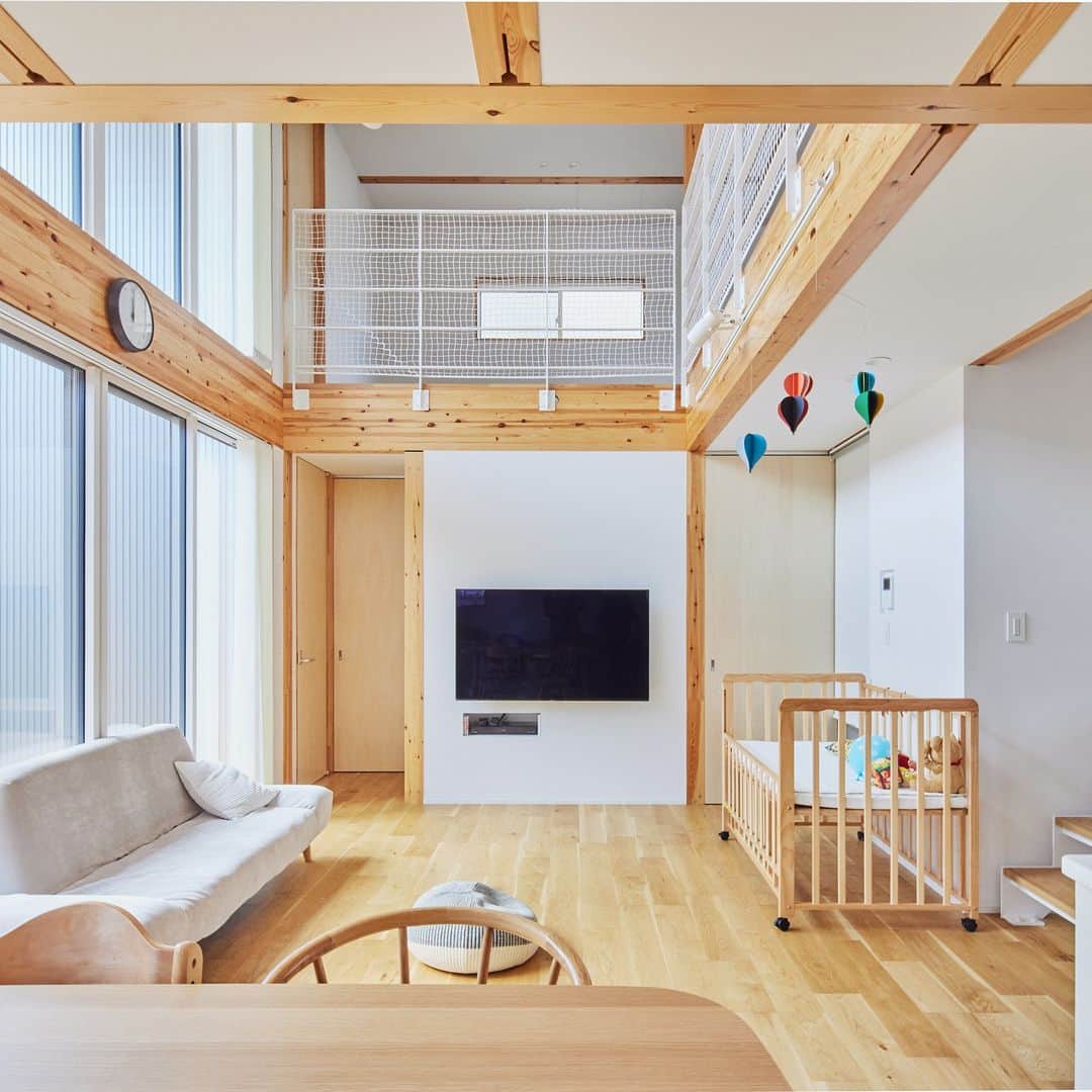 無印良品の家さんのインスタグラム写真 - (無印良品の家Instagram)「【住まいの実例】 ※右上のブックマークのアイコンをタップすると保存できます。  京都府京都市 竣工年月：2020年11月 延床面積：100.19m²  京都市西京区の住宅街にある「木の家」Y邸は、モノトーンの色合いが青空によく映えるお宅。室内も、ご夫妻が時間をかけてセレクトしてきた家具が調和して、シンプルかつ統一感のある雰囲気を醸し出しています。 Yさんご一家はご夫妻とふたりのお子さまの4人家族。「木の家」で暮らし出して約1年が経ちました。  「一室空間の開放感を生かしながら、スムーズな動線を確保した、すっきりとした雰囲気の住まい」 という基本のコンセプトをもとにして、おふたりの希望を随所に入れていきました。  「玄関周りの動線は特に気を配りました。靴などの収納スペースを設けつつ、上着などを脱いで手洗いなどをして、リビングでくつろぐ。その一連の動きが子どもたちも含めてスムーズにできればと思い、担当の方とも何度も相談しながら決めていきました。  スケルトン構造のハーフ階段の配置などにもずいぶん悩んだのですが、収納スペースも設けつつ、すっきりとした室内にすることを優先して間取りを決めていきました」（ご主人）  2021.11.2公開住まいの実例『玄関周りやキッチンの動線には特に気を配りました』より  詳しくはプロフィールハイライトか、「無印良品の家」HPをご覧ください。  @mujihouse  #無印良品の家 #mujihouse #無印良品の家_木の家 #木の家 #施工例 #施工事例集 #おうちづくり #一戸建て #家づくり #すっきりした暮らし #施工事例集 #マイホームメモ #リビングインテリア #リビングダイニング #壁面収納 #キッチン収納 #対面キッチン #キッチンインテリア #台所 #洗面所 #洗面所収納」10月21日 15時00分 - mujihouse
