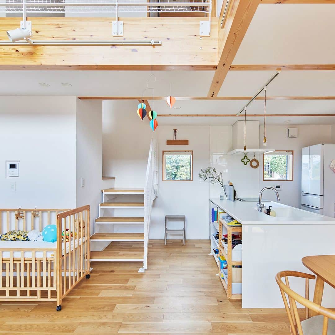 無印良品の家さんのインスタグラム写真 - (無印良品の家Instagram)「【住まいの実例】 ※右上のブックマークのアイコンをタップすると保存できます。  京都府京都市 竣工年月：2020年11月 延床面積：100.19m²  京都市西京区の住宅街にある「木の家」Y邸は、モノトーンの色合いが青空によく映えるお宅。室内も、ご夫妻が時間をかけてセレクトしてきた家具が調和して、シンプルかつ統一感のある雰囲気を醸し出しています。 Yさんご一家はご夫妻とふたりのお子さまの4人家族。「木の家」で暮らし出して約1年が経ちました。  「一室空間の開放感を生かしながら、スムーズな動線を確保した、すっきりとした雰囲気の住まい」 という基本のコンセプトをもとにして、おふたりの希望を随所に入れていきました。  「玄関周りの動線は特に気を配りました。靴などの収納スペースを設けつつ、上着などを脱いで手洗いなどをして、リビングでくつろぐ。その一連の動きが子どもたちも含めてスムーズにできればと思い、担当の方とも何度も相談しながら決めていきました。  スケルトン構造のハーフ階段の配置などにもずいぶん悩んだのですが、収納スペースも設けつつ、すっきりとした室内にすることを優先して間取りを決めていきました」（ご主人）  2021.11.2公開住まいの実例『玄関周りやキッチンの動線には特に気を配りました』より  詳しくはプロフィールハイライトか、「無印良品の家」HPをご覧ください。  @mujihouse  #無印良品の家 #mujihouse #無印良品の家_木の家 #木の家 #施工例 #施工事例集 #おうちづくり #一戸建て #家づくり #すっきりした暮らし #施工事例集 #マイホームメモ #リビングインテリア #リビングダイニング #壁面収納 #キッチン収納 #対面キッチン #キッチンインテリア #台所 #洗面所 #洗面所収納」10月21日 15時00分 - mujihouse