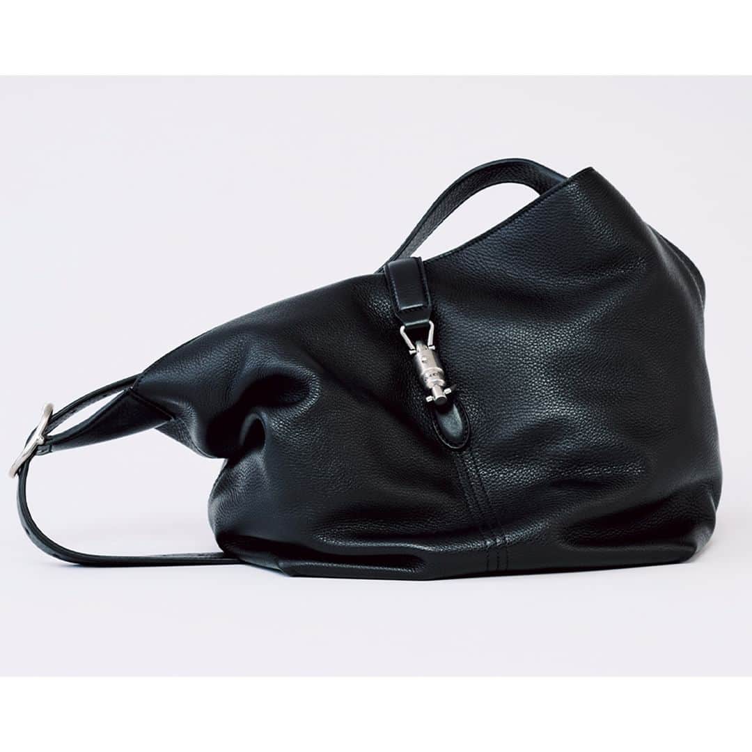 のインスタグラム：「セリーヌ、グッチ。大人が選ぶべき「紳士な黒の名品」18選 PART.2  Bag：GUCCI 「ジャッキー 1961」 スモール ショルダーバッグ 愛され続けるアイコンバッグをソフトなシルエットでアップデート。マチは大きく、ストラップは長い。確立されたイメージ刷新の大成功例。  Slacks：CELINE ウールギャバジン ストレートパンツ ユニフォームとして毎日何も考えずはける上質でプレーンなウールギャバストレートスラックスは今や稀少。  #グッチ #GUCCI #セリーヌ #CELINE  #バッグ #ストレートパンツ #uomo #uomo_magazine #webuomo」