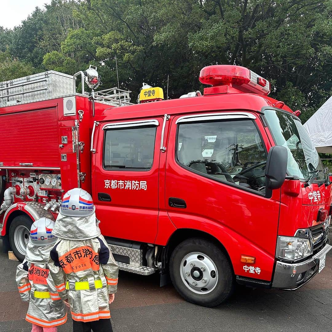 澤野井香里さんのインスタグラム写真 - (澤野井香里Instagram)「ちびっ子消防士👩‍🚒🔥  ミニサイズの制服姿ってたまらない🤭🎵  そして、お決まりの水族館🐠✨  #ks_23✨ #ks_kyoto✨ #京都 #梅小路公園 #京都水族館 #ちびっ子消防士 #こどもとおでかけ #男の子ママ #女の子ママ #ママライフ #ママリ #コドモノ  #7歳 #4歳 #👦🏻👧🏻 #S⭐️_ #M🍒_  #s⭐️m🍒 #🧑‍🚒」10月21日 15時00分 - kaori_sawanoi