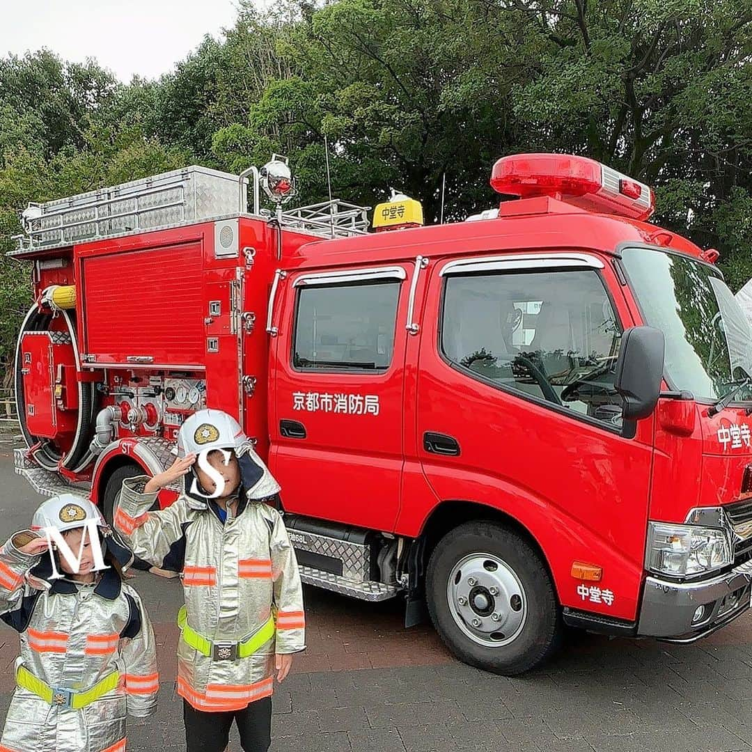 澤野井香里さんのインスタグラム写真 - (澤野井香里Instagram)「ちびっ子消防士👩‍🚒🔥  ミニサイズの制服姿ってたまらない🤭🎵  そして、お決まりの水族館🐠✨  #ks_23✨ #ks_kyoto✨ #京都 #梅小路公園 #京都水族館 #ちびっ子消防士 #こどもとおでかけ #男の子ママ #女の子ママ #ママライフ #ママリ #コドモノ  #7歳 #4歳 #👦🏻👧🏻 #S⭐️_ #M🍒_  #s⭐️m🍒 #🧑‍🚒」10月21日 15時00分 - kaori_sawanoi