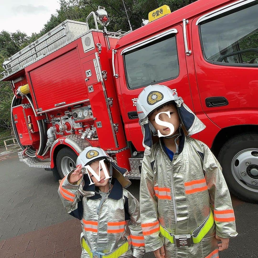 澤野井香里のインスタグラム：「ちびっ子消防士👩‍🚒🔥  ミニサイズの制服姿ってたまらない🤭🎵  そして、お決まりの水族館🐠✨  #ks_23✨ #ks_kyoto✨ #京都 #梅小路公園 #京都水族館 #ちびっ子消防士 #こどもとおでかけ #男の子ママ #女の子ママ #ママライフ #ママリ #コドモノ  #7歳 #4歳 #👦🏻👧🏻 #S⭐️_ #M🍒_  #s⭐️m🍒 #🧑‍🚒」