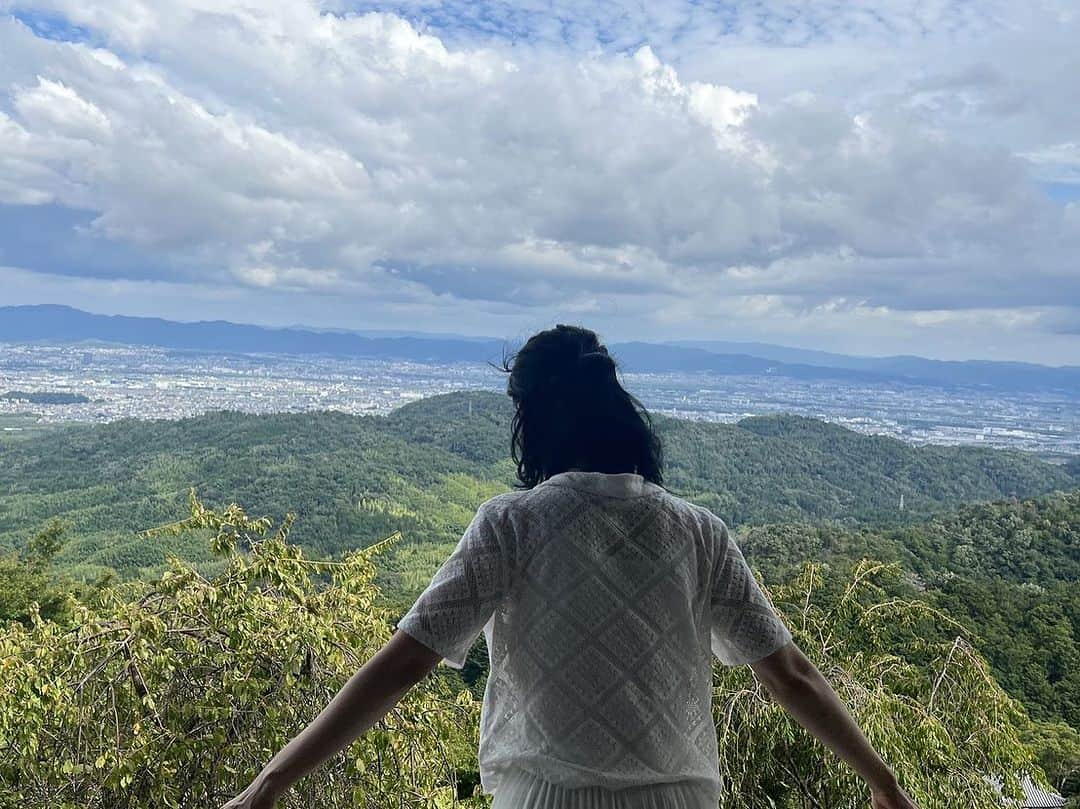 肘井美佳のインスタグラム：「My favorite temple, Yoshimine-dera. It's astonishingly vast, spanning 99,000 square meters!  ハーフタイムツアーズ、ロケの思い出。  私のお気に入りの善峯寺（よしみねでら）！  なんと言う広さ！ ３万坪だそうです。 もはや山全体がお寺…  #halftimetours #kyoto #yoshiminedera #ハーフタイムツアーズ #京都旅 #善峯寺 #そうだ、京都行こう #番組公式youtubeにて配信中 #後編に出てきます #地味にXでの投稿とは違う写真を使っております」