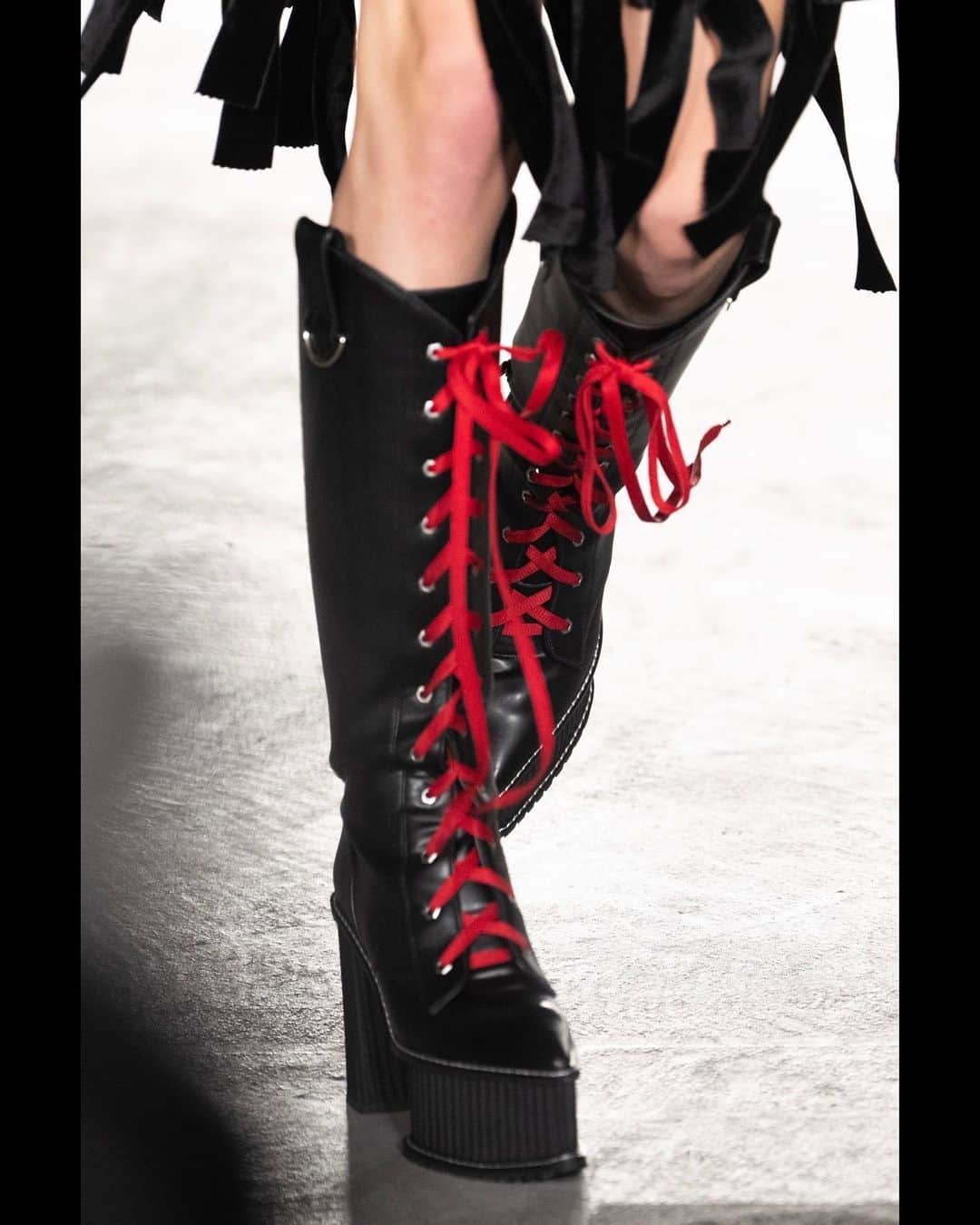 パメオ・ポーズさんのインスタグラム写真 - (パメオ・ポーズInstagram)「【PAMEO POSE 10th ANNIVERSARY RUNWAY - 2023 AW MOIST PUNK -】  - MY WAY - SHOW DIRECTOR： @kentoteranaka  MODEL： @marenasanchez_r @tokyo.rebels  HAIR&MAKE UP： @mikiyafujioka0603 @shiseido_hma  STYLING&STREET CASTING： @remember_seiko  DIRECTOR OF PHOTOGRAPHY： @arimoremember (The End Tokyo) MOVIE DIRECTOR： @remember_seiko (The End Tokyo) RUNWAY PHOTO： @koji.shimamuraph  PRESS： @pred_pr  PRODUCTION： @sundesigninstitute  PERFORMANCE： @charitykase Supported By @fancyhimtokyo  GRAPHIC DESIGN： @bye_ayanon   MUSIC DIRECTOR： @peli4649  MUSIC  @outoforbitofficial , @gorovski.official / Drumatix @djhellofficial , Klaus Nomi / Cold Song 2013  PAMEO POSE DIRECTOR&DESIGNER： @peli4649   Thursday,August 24,2023 At JAPAN NATIONAL STADIUM  #pameopose #pameopose10thanniv」10月21日 15時07分 - pameopose