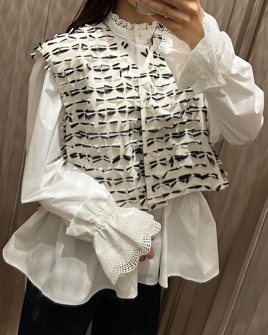 吉田早織さんのインスタグラム写真 - (吉田早織Instagram)「・ ずっと気になってたブランド @amenochihare_official のPOPUPへ🌼 ⁡ ⁡ 全て撥水・発油素材なので雨の日や子連れの食事でも汚れを気にせず過ごせる素晴らしいお洋服たち✨ ⁡ ⁡ しかもデザインも可愛くて、本当はベーシックで雨の日に着用できるワイドパンツが欲しかったのに、ブラウスの破壊力が凄すぎてブラウスを購入しました☺️ ⁡ 袖のレースはオリジナルで作られていて、1枚でも着映えるしニットやアウターの袖から出したりジレ合わせもばっちり👏 ⁡ 次はパンツとアウターを狙っています✨  ⁡ POPUPは玉川高島屋で10/24までです☘️  ⁡ ⁡ ⁡ ⁡ ⁡ ⁡ #amenochihare #玉川高島屋」10月21日 15時09分 - saorinxxx