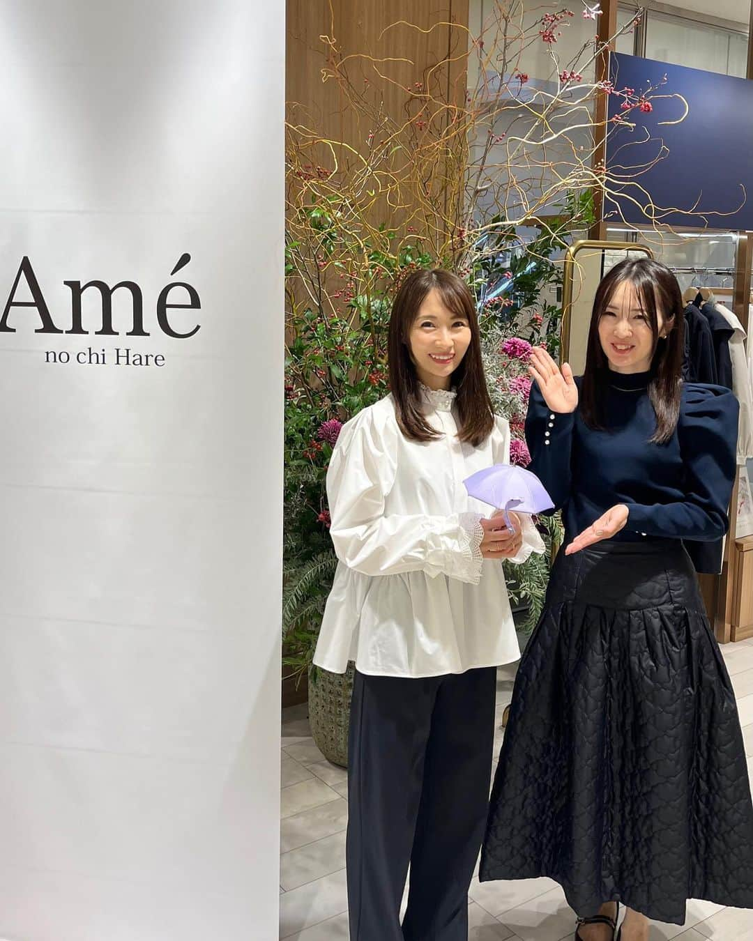 吉田早織さんのインスタグラム写真 - (吉田早織Instagram)「・ ずっと気になってたブランド @amenochihare_official のPOPUPへ🌼 ⁡ ⁡ 全て撥水・発油素材なので雨の日や子連れの食事でも汚れを気にせず過ごせる素晴らしいお洋服たち✨ ⁡ ⁡ しかもデザインも可愛くて、本当はベーシックで雨の日に着用できるワイドパンツが欲しかったのに、ブラウスの破壊力が凄すぎてブラウスを購入しました☺️ ⁡ 袖のレースはオリジナルで作られていて、1枚でも着映えるしニットやアウターの袖から出したりジレ合わせもばっちり👏 ⁡ 次はパンツとアウターを狙っています✨  ⁡ POPUPは玉川高島屋で10/24までです☘️  ⁡ ⁡ ⁡ ⁡ ⁡ ⁡ #amenochihare #玉川高島屋」10月21日 15時09分 - saorinxxx