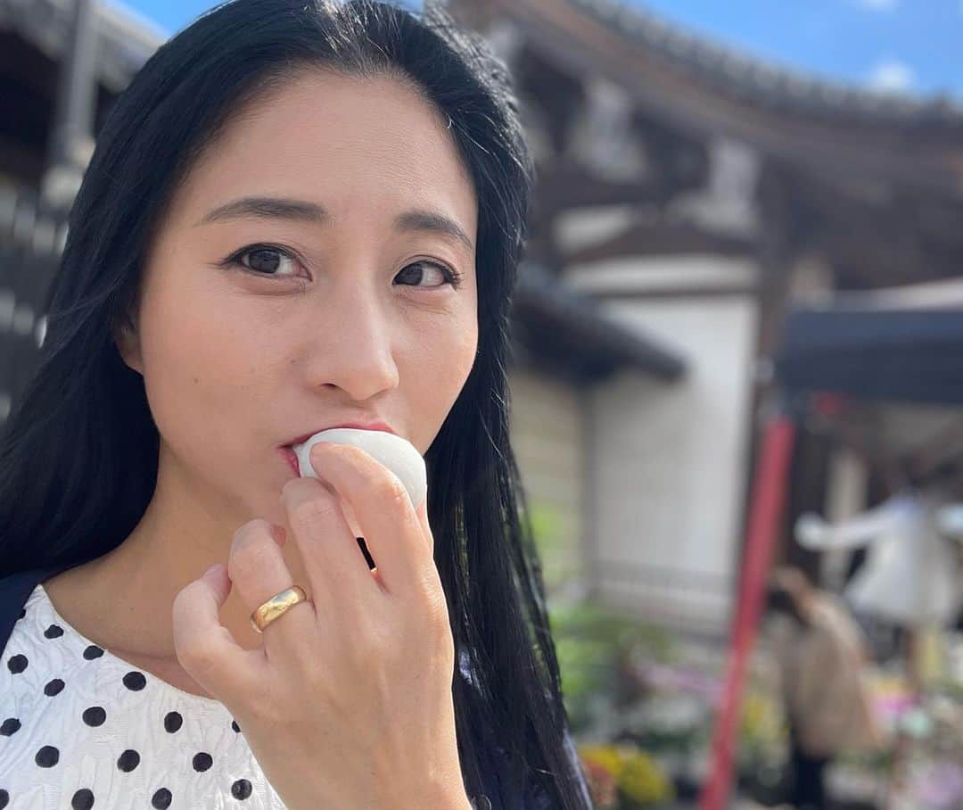 のインスタグラム：「寺の境内に市がたっていて、盆栽や古道具、古着、各種屋台などをひやかしながら東寺餅を食べあるき。御朱印をいただいてから、ふたばさんの甘ぎつねうどん。 いまはとあるバーでシェリー酒を嗜んでおります。」