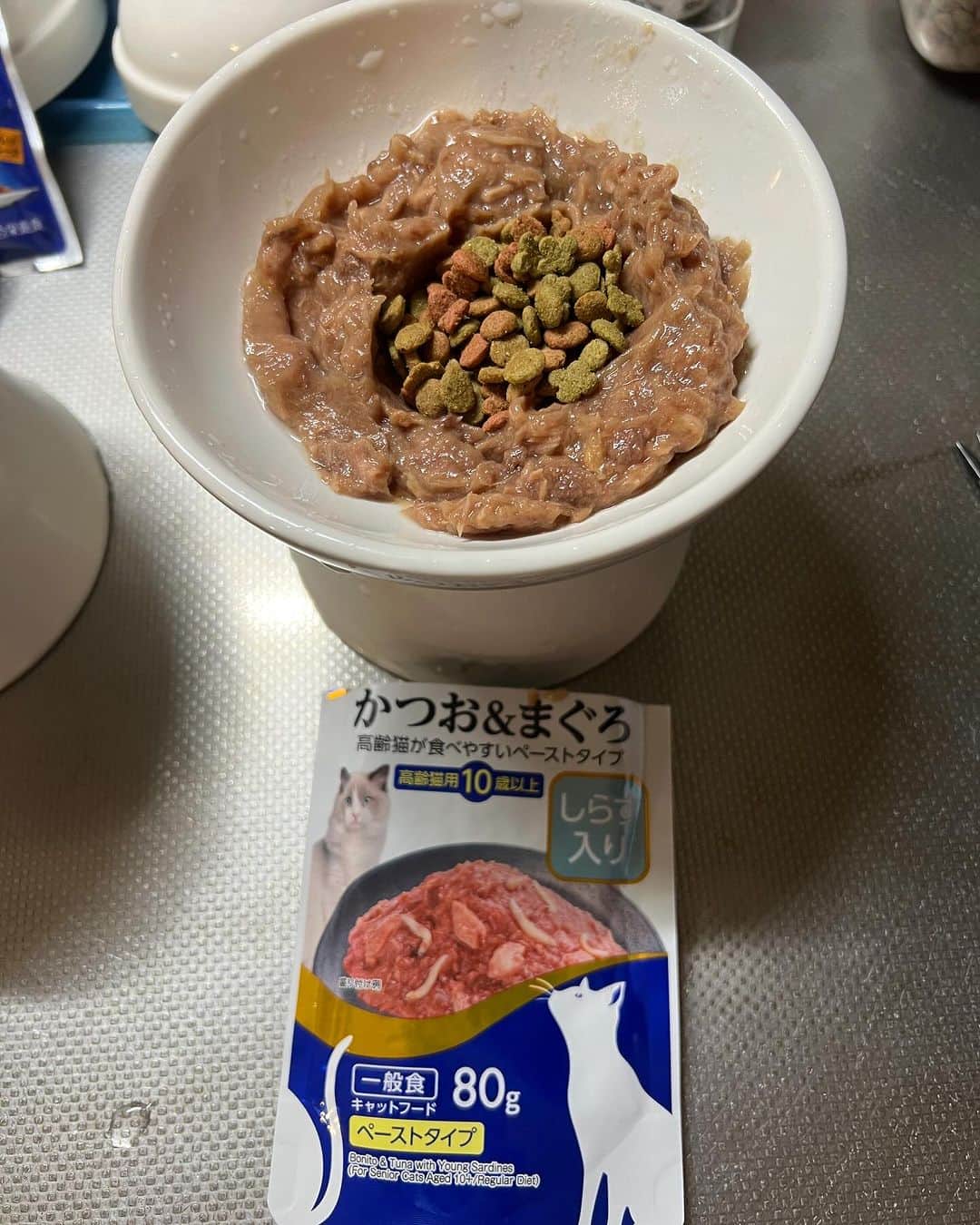 Kachimo Yoshimatsuのインスタグラム：「おかきのご飯（1食分） 消化の良いドロドロタイプ 80g＋カリカリ1スプーン これでも足りなくて カリカリおかわり｡ ほんとによく食べる｡  #うちの猫ら #猫 #okaki #ねこ #ニャンスタグラム #にゃんすたぐらむ #ねこのきもち #cat #ネコ #catstagram #ネコ部 http://kachimo.exblog.jp」