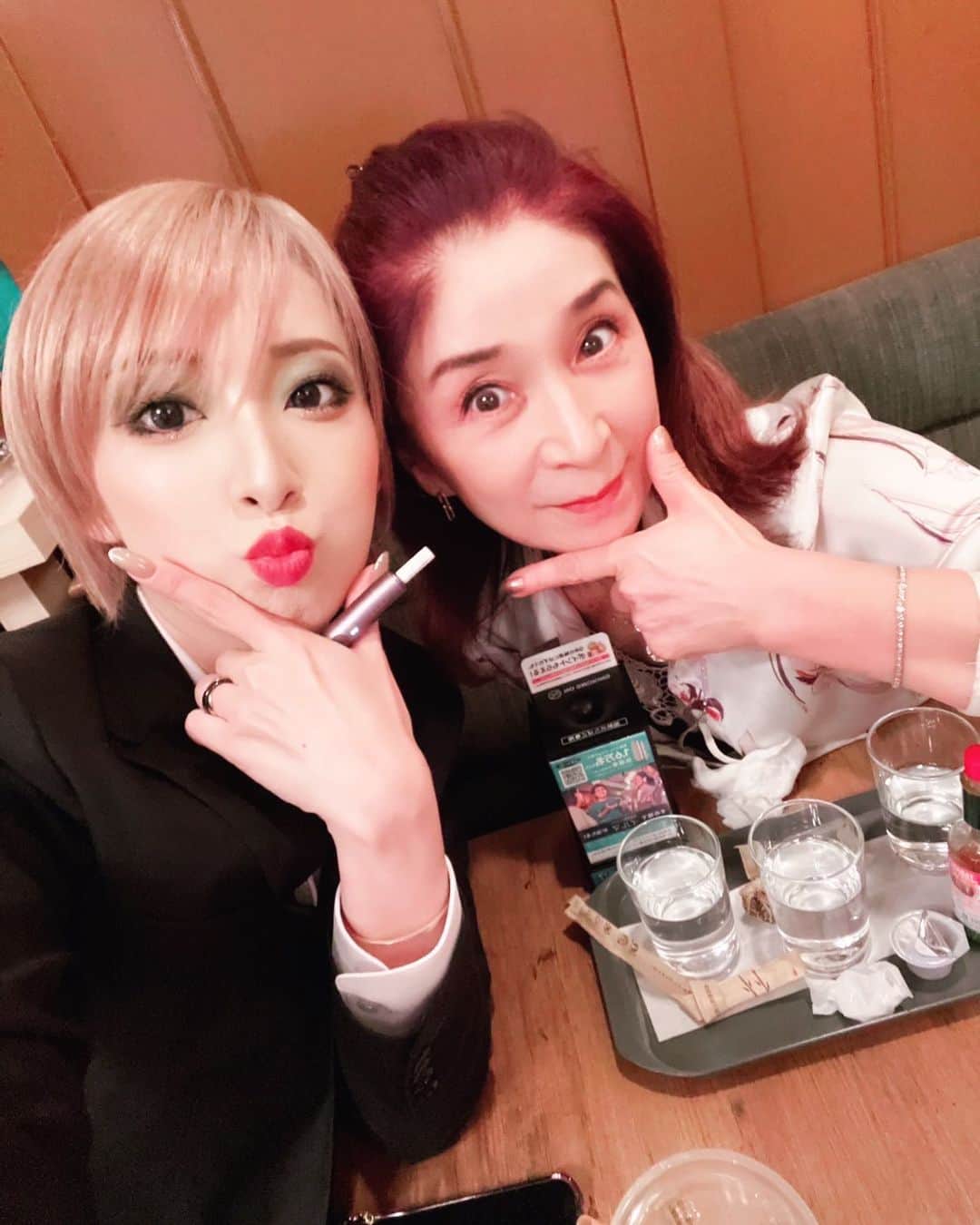 のインスタグラム：「御年65歳の母君と🩷 気が強くて愛情深い、 よく笑い、よく怒り、よく泣く、 誰よりも人間らしく真っ直ぐで 私が世界で最も美しいと思った顔面の持ち主。 良くも悪くも似ている私は 同族嫌悪なのか程よい距離感を保っていて 寂しい思いをさせてるだろうか 痩せた私の心配をしていたが 心配なさるな、母よ 私は偉大なる母のおかげで健康体だ 母としての喜びをもっと味合わせてやるから 待っていてくださいまし。 ま、自己満だけど。笑😎ｷﾗﾝ」