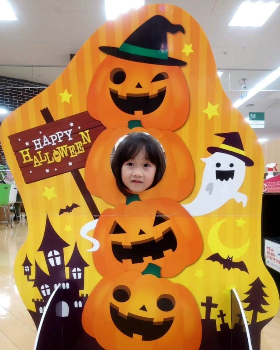 吉村美樹のインスタグラム：「スーパーの顔出しパネル、尊い🎃♡ #ハロウィン #ハッピーハロウィン #もうすぐハロウィン #🎃 #👻 #トリックオアトリート #🍭」