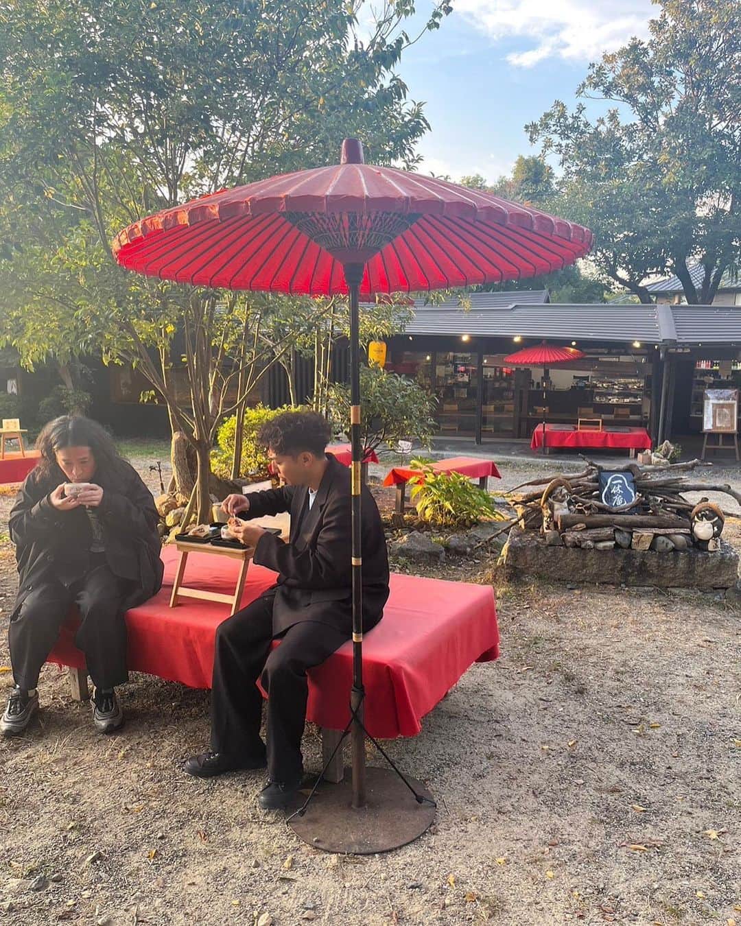 綾部祐二のインスタグラム：「We love Kyoto🍡🍵🍂🍁  お知らせです↓ 好評につき、ピーストークライブの見逃し配信期間延長しました。  「ピーストークライブ ～本とアメリカ～」 オンラインチケット2,000円 販売は10/29(日) 12:00まで 見逃し視聴は10/29(日) 16:00まで チケットはストーリーのリンクから✌️」
