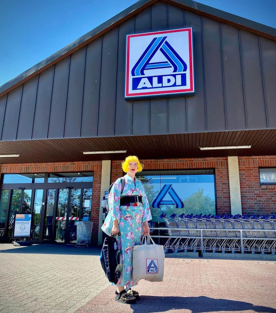 Anji SALZのインスタグラム：「When I grow up I wanna be an ALDINFLUENCER 😇✨  @aldinord ❤️  Just stumbled over this snap from last year in Lüneburg. If thats not a proper dose of “daily wear kimono” 😂😆  Do you ever do groceries in kimono? I have to admit I don’t but thats probably also because it’s a bit stressful with two kids 🤪  ドイツのスーパー前😂 着物を着て食品の買い物する人いますか？ 私はしたくても子供2人でやはり少し面倒くさいww  #aldi #aldinord #kimono #yukata #kimonostyle #salzkimono #axolotl #germany #lüneburg #lueneburg #浴衣 #ドイツ #スーパー #着物コーデ #普段着物」