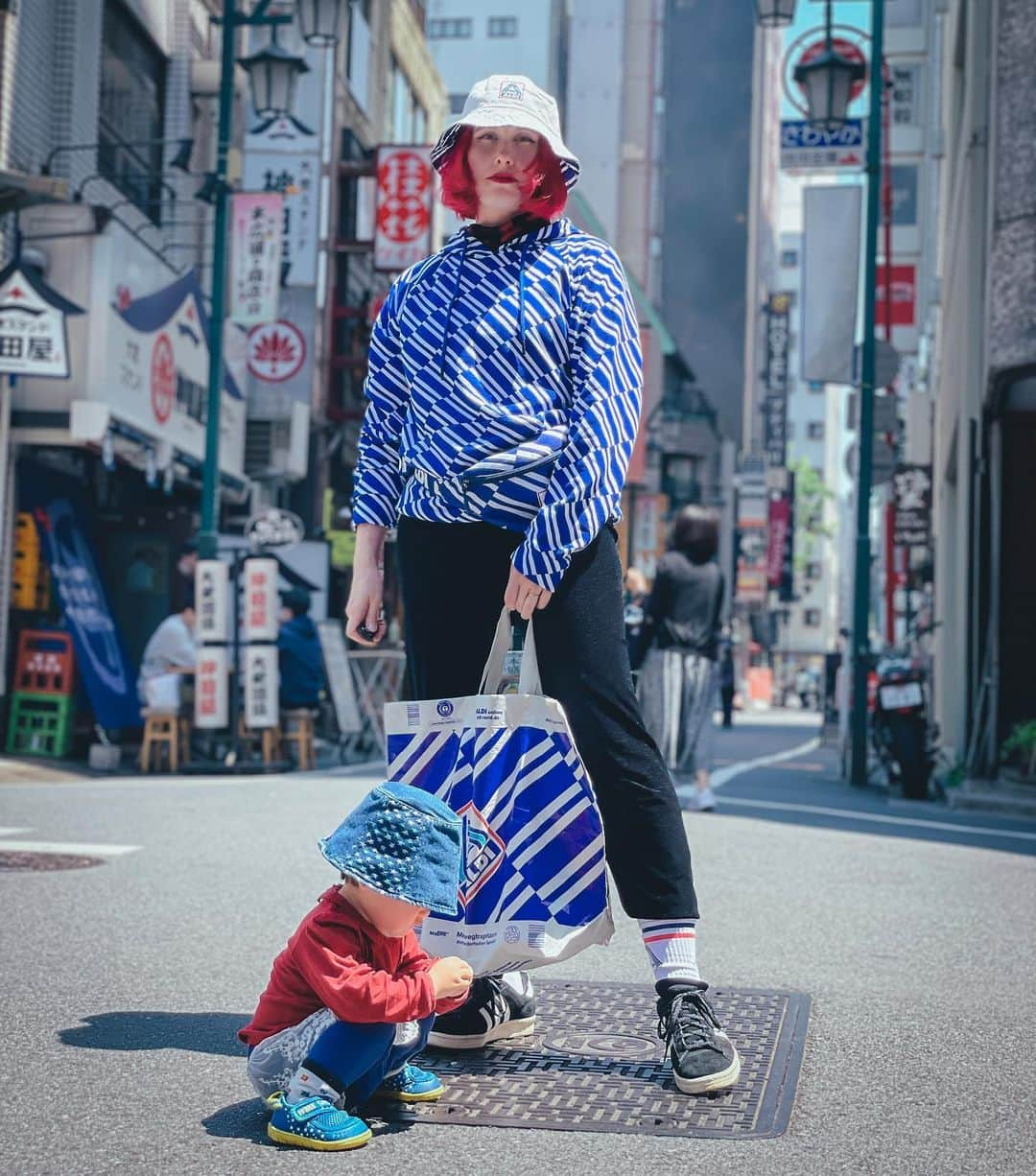 Anji SALZさんのインスタグラム写真 - (Anji SALZInstagram)「When I grow up I wanna be an ALDINFLUENCER 😇✨  @aldinord ❤️  Just stumbled over this snap from last year in Lüneburg. If thats not a proper dose of “daily wear kimono” 😂😆  Do you ever do groceries in kimono? I have to admit I don’t but thats probably also because it’s a bit stressful with two kids 🤪  ドイツのスーパー前😂 着物を着て食品の買い物する人いますか？ 私はしたくても子供2人でやはり少し面倒くさいww  #aldi #aldinord #kimono #yukata #kimonostyle #salzkimono #axolotl #germany #lüneburg #lueneburg #浴衣 #ドイツ #スーパー #着物コーデ #普段着物」10月21日 15時19分 - salztokyo