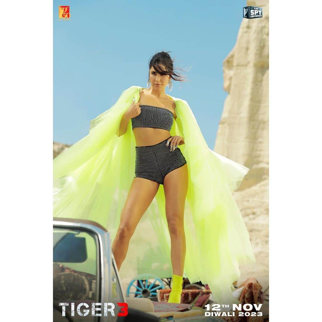 サルマン・カーンのインスタグラム：「Kat you have killed it! 🔥🔥🔥 Always a pleasure to dance with you 🤗   Watch Tiger and Zoya in the party track #LekePrabhuKaNaam dropping on 23rd Oct on www.youtube.com/yrf   #Tiger3 arriving in cinemas on 12th November. Releasing in Hindi, Tamil & Telugu.   @katrinakaif | @therealemraan | #ManeeshSharma | @yrf | @ipritamofficial | @amitabhbhattacharyaofficial | @arijitsingh | @nikhitagandhiofficial | @vaibhavi.merchant | @madhankarky | @bennydayalofficial | @anushamani | @boselyricist | @anaitashroffadajania | #AlviraKhanAgnihotri | @ashley_rebello | @darshanjalan | #YRF50 | #YRFSpyUniverse」