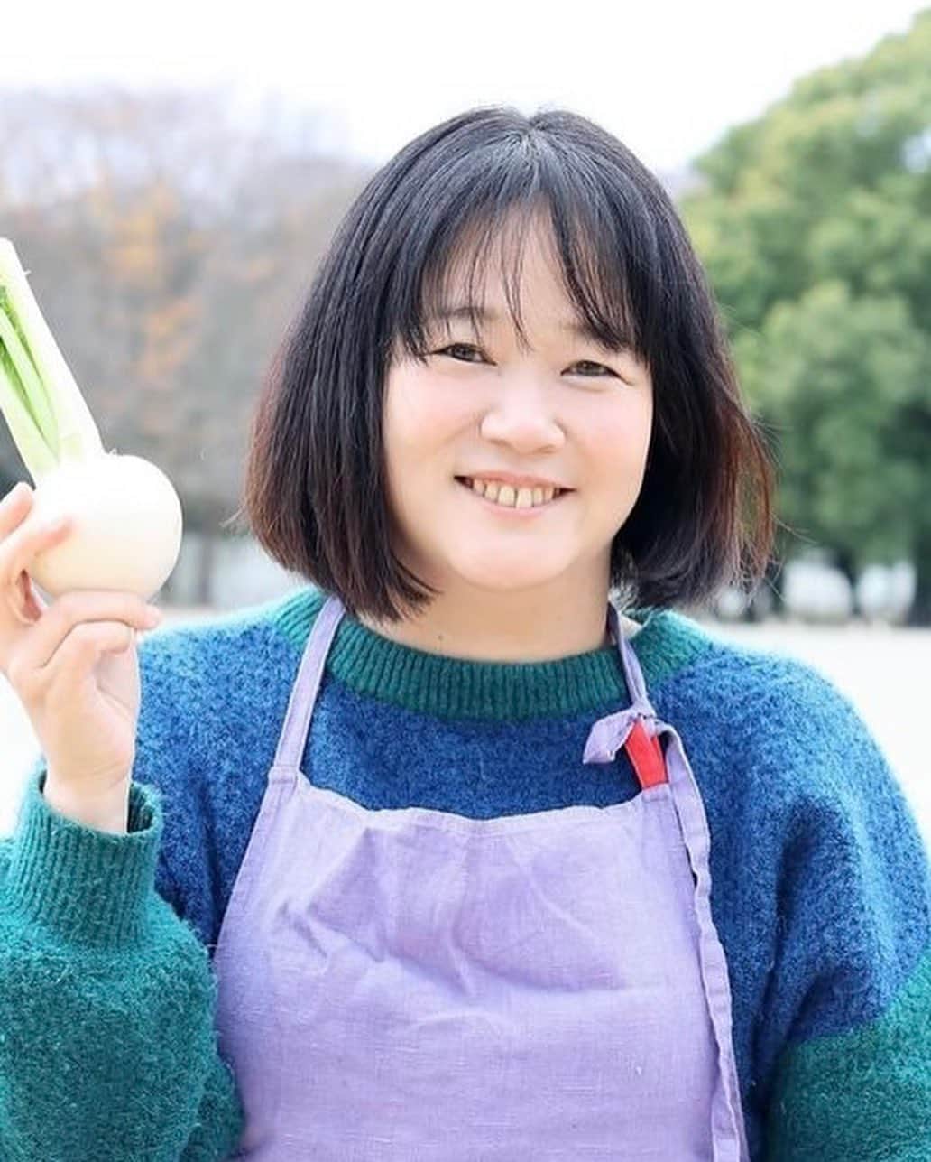 三浦友加さんのインスタグラム写真 - (三浦友加Instagram)「Umui Emikoさんの緊急参戦が決定！  “入場料が野菜”の新しい形の「食×音楽」の 体験型交流イベント『ギブミーベジタブル』 @庄内　風と土の美術館   10月22日（日） 　酒田市の鳥海高原の家族旅行村で開催されます。  「庄内　風と土の美術館 ～アート＆マルシェ～」   ▼オフィシャルWebサイト https://shonai-art.studio.site/  ご参加頂きます、皆さんを紹介させて頂きます。  ◎ 池田義文さん（奈良）  ギブミーベジタブル代表、発案者。 2016年からは、音楽、食、絵画、立体物、装飾、空間演出など様々な創造的方法で新しい ”アジア”的感覚生み出そうとする「新亜細亜的超越感覚～Neo Asian Super Sense」を主宰し、堺市が後援につき2019年5月には世界三大古墳である、仁徳天皇陵古墳前で新亜細亜的超越感覚を開催した。大阪の民謡、河内音頭のギタリストとして、奈良の東大寺をはじめとする関西地方の数々の祭りの櫓にて演奏をする。様々な活動が評価され2014年、環境省、一般社団法人ロハスクラブ主催「ロハスデザイン大賞2014」のヒト部門にノミネート。  ギブミーベジタブル HP: http://www.givemevegetable.com/  今回のギブミーベジタブル お料理に関わる皆さまをご紹介いたします！  ◎ 三原寛子さん（東京）  南風食堂 料理ユニット「南風食堂」主宰。 東京・新木場「CASICA（カシカ）」、下北沢「発酵デパートメント」の料理ディレクション、レシピ制作、商品開発などを手掛ける。アーユルヴェーダの料理教室『mahat tuning cooking class』を開催。著作に『WHOLE COOKING』『乾物の本』など。国際中医学薬膳師、インド政府公認機関BSS認定アーユルヴェーダセラピスト。  ◎ 斎藤夏子さん（鶴岡）  庄内鴨を育てております三井農場直営店 「庄内鴨とおいしいやきとり　ととこ」店主。 庄内の大地の恵みを受けて育った庄内鴨の解体デモンストレーションの機会をいただきました。 地域循環という自然のながれの一部分をお見せできたらと思います。  ◎ 古門浩二さん（鶴岡）  gira e gira (ジーラジーラ）店主。 神奈川県生まれ。 3年程イタリアへ。 山形に移住し庄内野菜と魚介のシチリア食堂Bedda Siciliaを開店。2022年移転改名しgira e gira (ジーラジーラ）に。 月に１、２度国内外問わず旅をしながら、独自の料理を表現し続けている。  ◎遠田恵美子さん（酒田・八幡地域）  大沢地区・青沢在住、大沢んめちゃんズ 会長 大沢地区の食生活改善推進協議会　会長（１３年目） 八幡地域の食生活改善推進協議会　会長 酒田市八幡地域大沢地区を拠点に、暮らしの中の家庭料理、郷土料理を長年研究し、笹巻きやしそ巻きを若い世代に伝える体験会なども開催。  ◎吉野敏充さん（新庄）  「吉野敏充デザイン事務所」代表 クリエイティブディレクター 山形県新庄市生まれ。東京デザイン専門学校卒業後、SOFT ON DEMAND、SOD artwokrsを経て吉野敏充デザイン事務所を設立。 様々な案件のクリエイティブディレクションを手掛ける。 同時に、地域の伝承野菜（在来野菜）や工芸品を後世に繋いで行くプロジェクトの企画・運営も手掛ける。 地元である新庄最上・山形県の地域資源を活用したプロジェクトとして、地元産農作物などの販売を行うマーケット『kitokitoMarche』、山形県新庄・最上地域広域情報誌『季刊にゃー』の制作・発行、山形県の工芸品のリデザイン・販路支援プロジェクト『山から福がおりてくる』の運営、新庄の後世に残す食のプロジェクト『新庄いいにゃ風土／SHINJO ii-nya FOOD』のプロデュースなど。  　 ◎マジカルパパさん（秋田）  代官山三宿食堂から恵比寿駅前食堂店長を経て04年に拠点を秋田県に移し、青い鳥のレストラン、トリノス食堂を開業。途中秋田市の老舗トラットリア道化の館などでキャリアを積み、現在はギャラリーみそ汁というみそ汁スタンドと画廊が合わさったようなお店を秋田市に開店準備中。マジカルパパはお惣菜ブランドの名前です。  ◎ Umui Emikoさん（大石田）  「Umui」店主。 東京にてイタリアンや和食の店などで働いたのち、自身の体調不良や家族の食生活のあり方、外食産業の食材の使い方に疑問を感じ、2011年４月、東京都内に自然食カフェ「Umui」 をオープン。2014年に東京のお店を閉め、山形県新庄市へ移住。現在は、大石田町次年子で廃校利用した陶芸家の工房の二階にてアトリエ兼カフェを開く。伝承野菜や郷土料理のみならず、物語や生活も伝えるごはんの会を開くなど草の根的な活動を展開している。東根のカフェシオンなど、県内各地での出張販売なども精力的に行っている。  続く、、、  #ギブミーベジタブル  #givemevegetable  #風と土の美術館 #山形県 #酒田市 #鳥海高原　 #家族旅行村 #鳥海山 #庄内  #芸術祭 #マイ箸マイ皿マイコップ」10月21日 15時23分 - miurayuka