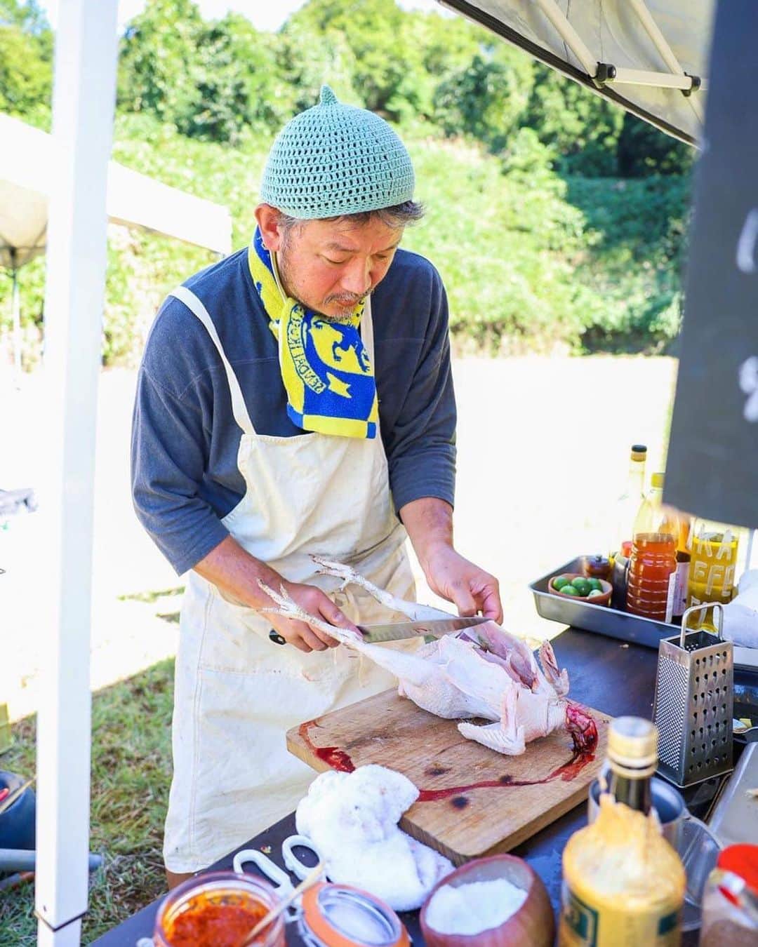 三浦友加さんのインスタグラム写真 - (三浦友加Instagram)「Umui Emikoさんの緊急参戦が決定！  “入場料が野菜”の新しい形の「食×音楽」の 体験型交流イベント『ギブミーベジタブル』 @庄内　風と土の美術館   10月22日（日） 　酒田市の鳥海高原の家族旅行村で開催されます。  「庄内　風と土の美術館 ～アート＆マルシェ～」   ▼オフィシャルWebサイト https://shonai-art.studio.site/  ご参加頂きます、皆さんを紹介させて頂きます。  ◎ 池田義文さん（奈良）  ギブミーベジタブル代表、発案者。 2016年からは、音楽、食、絵画、立体物、装飾、空間演出など様々な創造的方法で新しい ”アジア”的感覚生み出そうとする「新亜細亜的超越感覚～Neo Asian Super Sense」を主宰し、堺市が後援につき2019年5月には世界三大古墳である、仁徳天皇陵古墳前で新亜細亜的超越感覚を開催した。大阪の民謡、河内音頭のギタリストとして、奈良の東大寺をはじめとする関西地方の数々の祭りの櫓にて演奏をする。様々な活動が評価され2014年、環境省、一般社団法人ロハスクラブ主催「ロハスデザイン大賞2014」のヒト部門にノミネート。  ギブミーベジタブル HP: http://www.givemevegetable.com/  今回のギブミーベジタブル お料理に関わる皆さまをご紹介いたします！  ◎ 三原寛子さん（東京）  南風食堂 料理ユニット「南風食堂」主宰。 東京・新木場「CASICA（カシカ）」、下北沢「発酵デパートメント」の料理ディレクション、レシピ制作、商品開発などを手掛ける。アーユルヴェーダの料理教室『mahat tuning cooking class』を開催。著作に『WHOLE COOKING』『乾物の本』など。国際中医学薬膳師、インド政府公認機関BSS認定アーユルヴェーダセラピスト。  ◎ 斎藤夏子さん（鶴岡）  庄内鴨を育てております三井農場直営店 「庄内鴨とおいしいやきとり　ととこ」店主。 庄内の大地の恵みを受けて育った庄内鴨の解体デモンストレーションの機会をいただきました。 地域循環という自然のながれの一部分をお見せできたらと思います。  ◎ 古門浩二さん（鶴岡）  gira e gira (ジーラジーラ）店主。 神奈川県生まれ。 3年程イタリアへ。 山形に移住し庄内野菜と魚介のシチリア食堂Bedda Siciliaを開店。2022年移転改名しgira e gira (ジーラジーラ）に。 月に１、２度国内外問わず旅をしながら、独自の料理を表現し続けている。  ◎遠田恵美子さん（酒田・八幡地域）  大沢地区・青沢在住、大沢んめちゃんズ 会長 大沢地区の食生活改善推進協議会　会長（１３年目） 八幡地域の食生活改善推進協議会　会長 酒田市八幡地域大沢地区を拠点に、暮らしの中の家庭料理、郷土料理を長年研究し、笹巻きやしそ巻きを若い世代に伝える体験会なども開催。  ◎吉野敏充さん（新庄）  「吉野敏充デザイン事務所」代表 クリエイティブディレクター 山形県新庄市生まれ。東京デザイン専門学校卒業後、SOFT ON DEMAND、SOD artwokrsを経て吉野敏充デザイン事務所を設立。 様々な案件のクリエイティブディレクションを手掛ける。 同時に、地域の伝承野菜（在来野菜）や工芸品を後世に繋いで行くプロジェクトの企画・運営も手掛ける。 地元である新庄最上・山形県の地域資源を活用したプロジェクトとして、地元産農作物などの販売を行うマーケット『kitokitoMarche』、山形県新庄・最上地域広域情報誌『季刊にゃー』の制作・発行、山形県の工芸品のリデザイン・販路支援プロジェクト『山から福がおりてくる』の運営、新庄の後世に残す食のプロジェクト『新庄いいにゃ風土／SHINJO ii-nya FOOD』のプロデュースなど。  　 ◎マジカルパパさん（秋田）  代官山三宿食堂から恵比寿駅前食堂店長を経て04年に拠点を秋田県に移し、青い鳥のレストラン、トリノス食堂を開業。途中秋田市の老舗トラットリア道化の館などでキャリアを積み、現在はギャラリーみそ汁というみそ汁スタンドと画廊が合わさったようなお店を秋田市に開店準備中。マジカルパパはお惣菜ブランドの名前です。  ◎ Umui Emikoさん（大石田）  「Umui」店主。 東京にてイタリアンや和食の店などで働いたのち、自身の体調不良や家族の食生活のあり方、外食産業の食材の使い方に疑問を感じ、2011年４月、東京都内に自然食カフェ「Umui」 をオープン。2014年に東京のお店を閉め、山形県新庄市へ移住。現在は、大石田町次年子で廃校利用した陶芸家の工房の二階にてアトリエ兼カフェを開く。伝承野菜や郷土料理のみならず、物語や生活も伝えるごはんの会を開くなど草の根的な活動を展開している。東根のカフェシオンなど、県内各地での出張販売なども精力的に行っている。  続く、、、  #ギブミーベジタブル  #givemevegetable  #風と土の美術館 #山形県 #酒田市 #鳥海高原　 #家族旅行村 #鳥海山 #庄内  #芸術祭 #マイ箸マイ皿マイコップ」10月21日 15時23分 - miurayuka