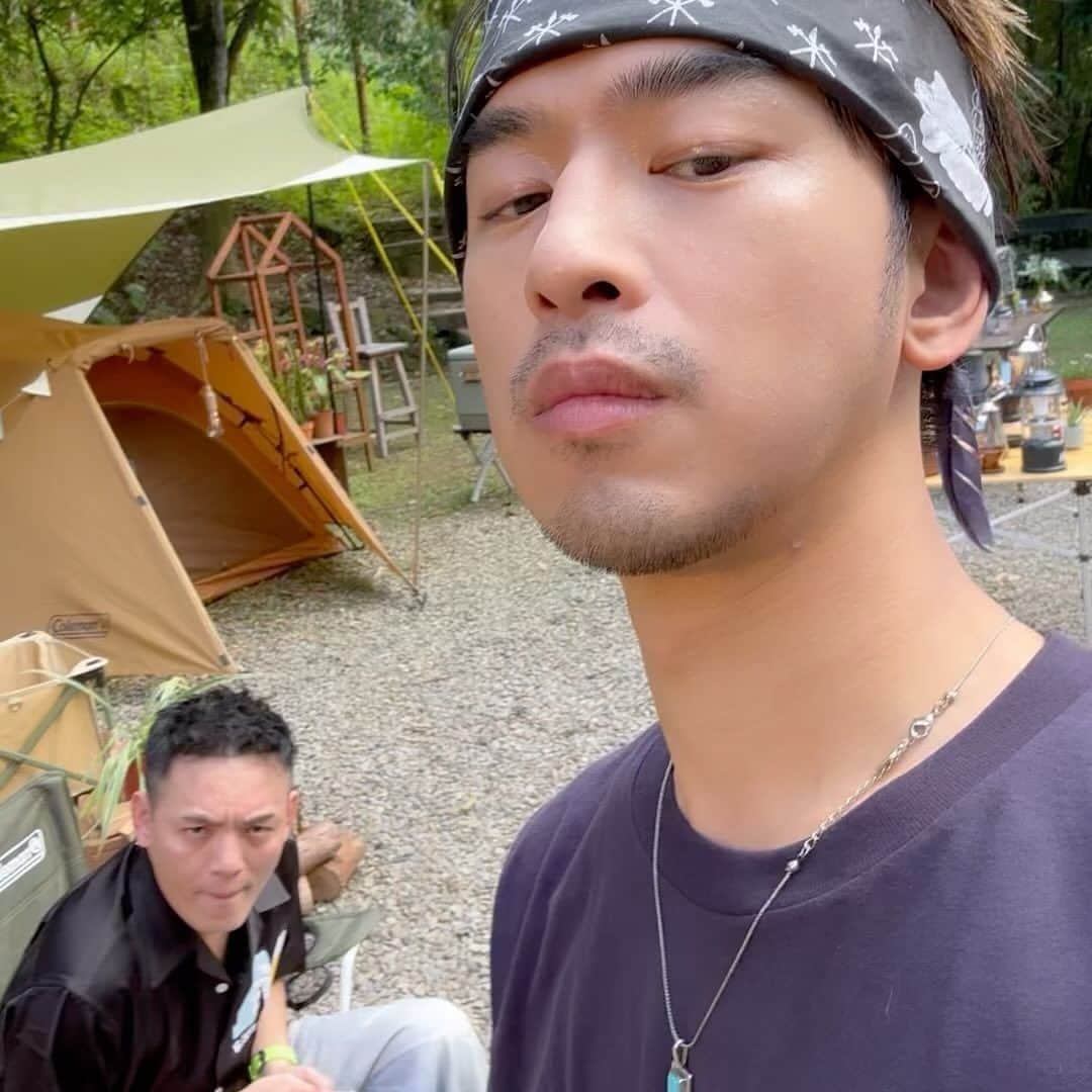 チェン・ボーリンのインスタグラム：「《極島SQUAD》 ✨✨✨ 🌊🏝️🏕️☀️🪵🔥  #極島森林2 #極島冒險」