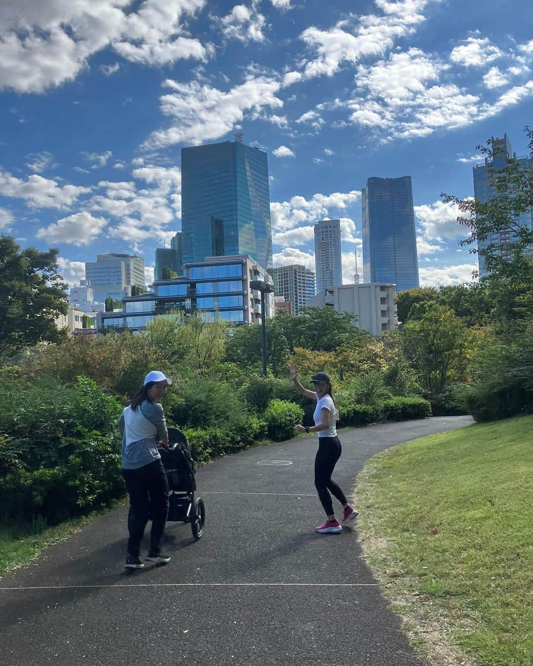 吉田麻衣子さんのインスタグラム写真 - (吉田麻衣子Instagram)「☀️ お母さん(お父さん)も 身体を動かすことを諦めずに楽しむ日。 @thule  @lululemonjp    🩷ちあきさん今日もありがとうございました🩷 @morikawa.chiaki」10月21日 15時32分 - maiko_yoshida_