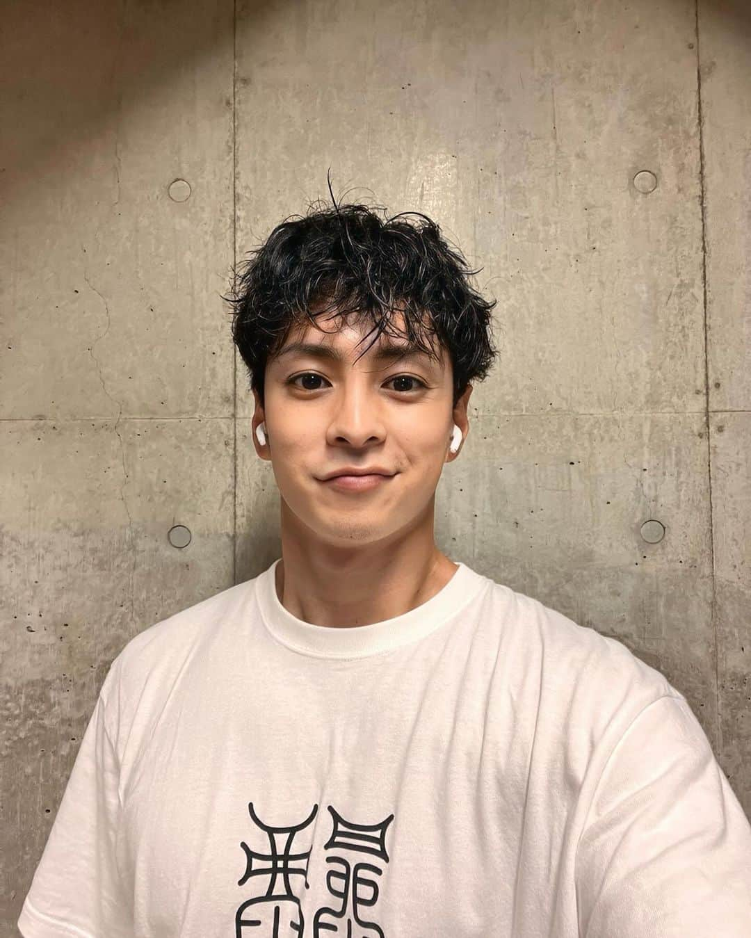 山口貴也のインスタグラム：「ワイヤレスも使ってますか！ このシャツばっかり着てる #ミキ漫」