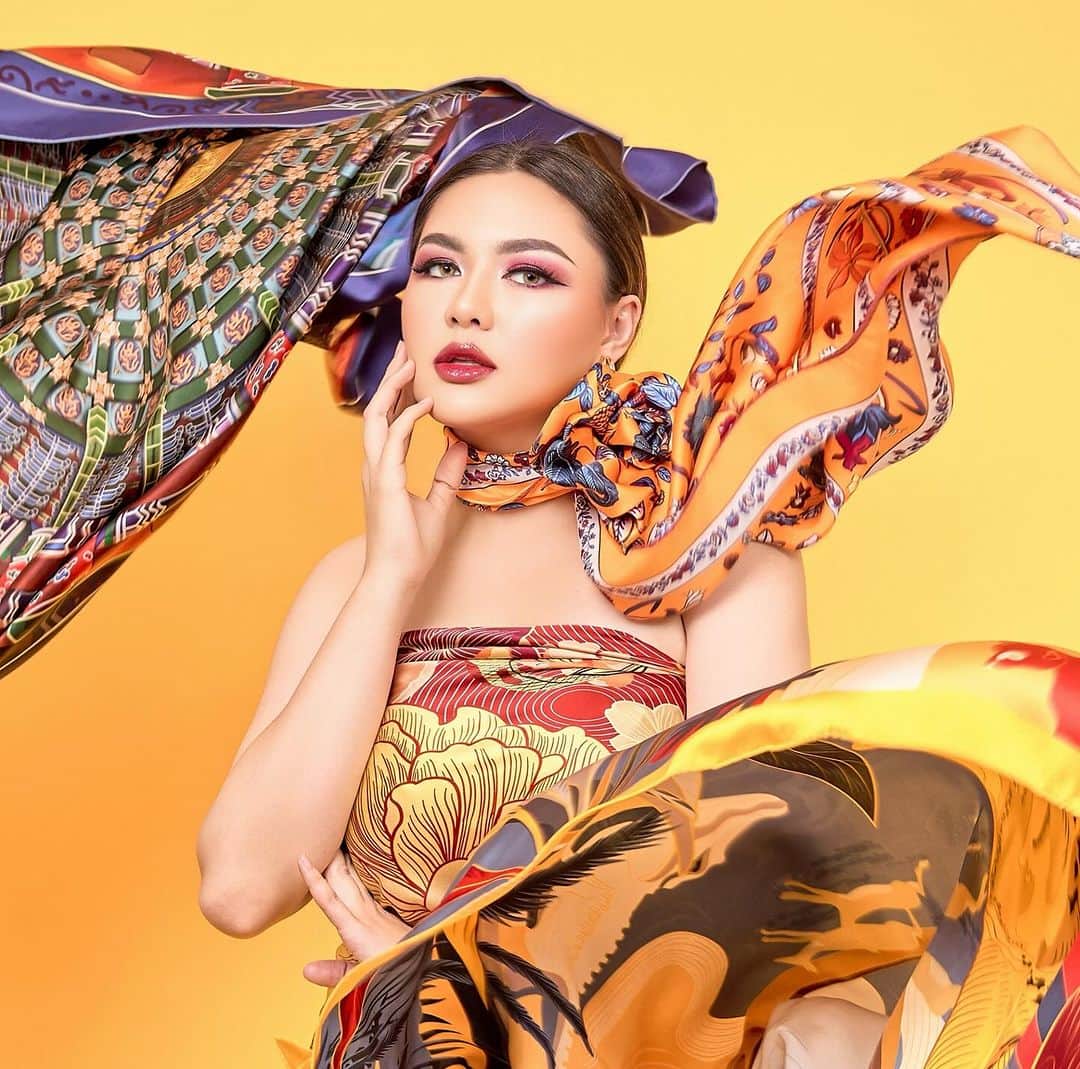 Vicky Shuのインスタグラム：「Bright Like Sunshine 💛💛💛💛💛  Outfit @forest.plazaindonesia Photographer @yudajulianofficial Assistant photographer @fikry_sapuutra BTS @nizarrans_ Studio @5fivestudio.id  MUA :  @genevievecandy.mua @givency.mua  Hairdo by GMA mua team @rianandamakeup @makeupbynara_」