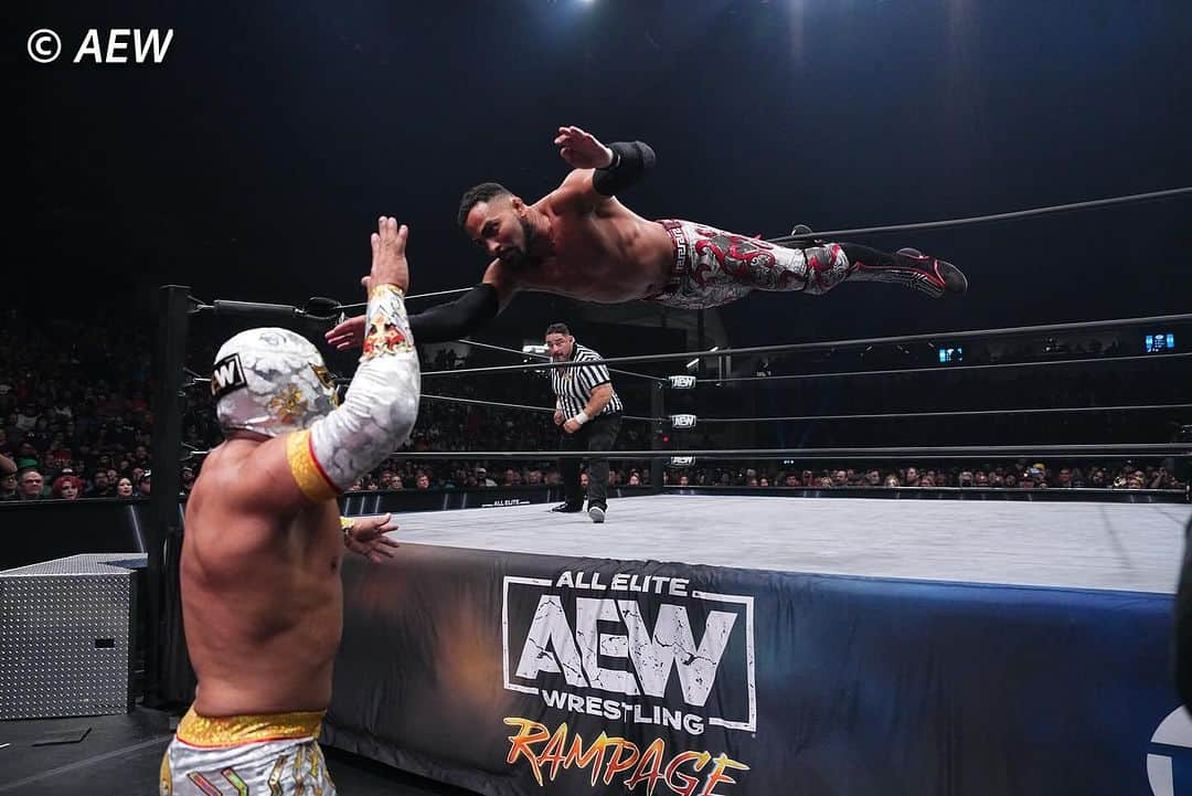 ロッキー・ロメロさんのインスタグラム写真 - (ロッキー・ロメロInstagram)「Estas son las imágenes del impresionante duelo que protagonizaron Místico y Rocky Romero en AEW Rampage en el Fort Bend Country Epicenter en Rosenberg, Texas, donde El Rey de Plata y Oro venció al polémico “Azúcar”.  📸 @aew   #CMLL #LuchaLibre #AEW #Wrestling #follow」10月21日 15時47分 - azucarroc